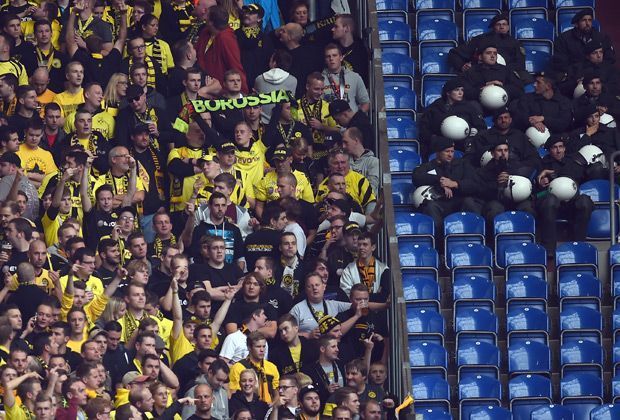 
                <strong>Es ist Derby-Zeit</strong><br>
                Derby-Zeit auf Schalke! Neben dem Dortmunder Block bleiben die Plätze lieber frei - nur die Polizei nimmt Platz.
              