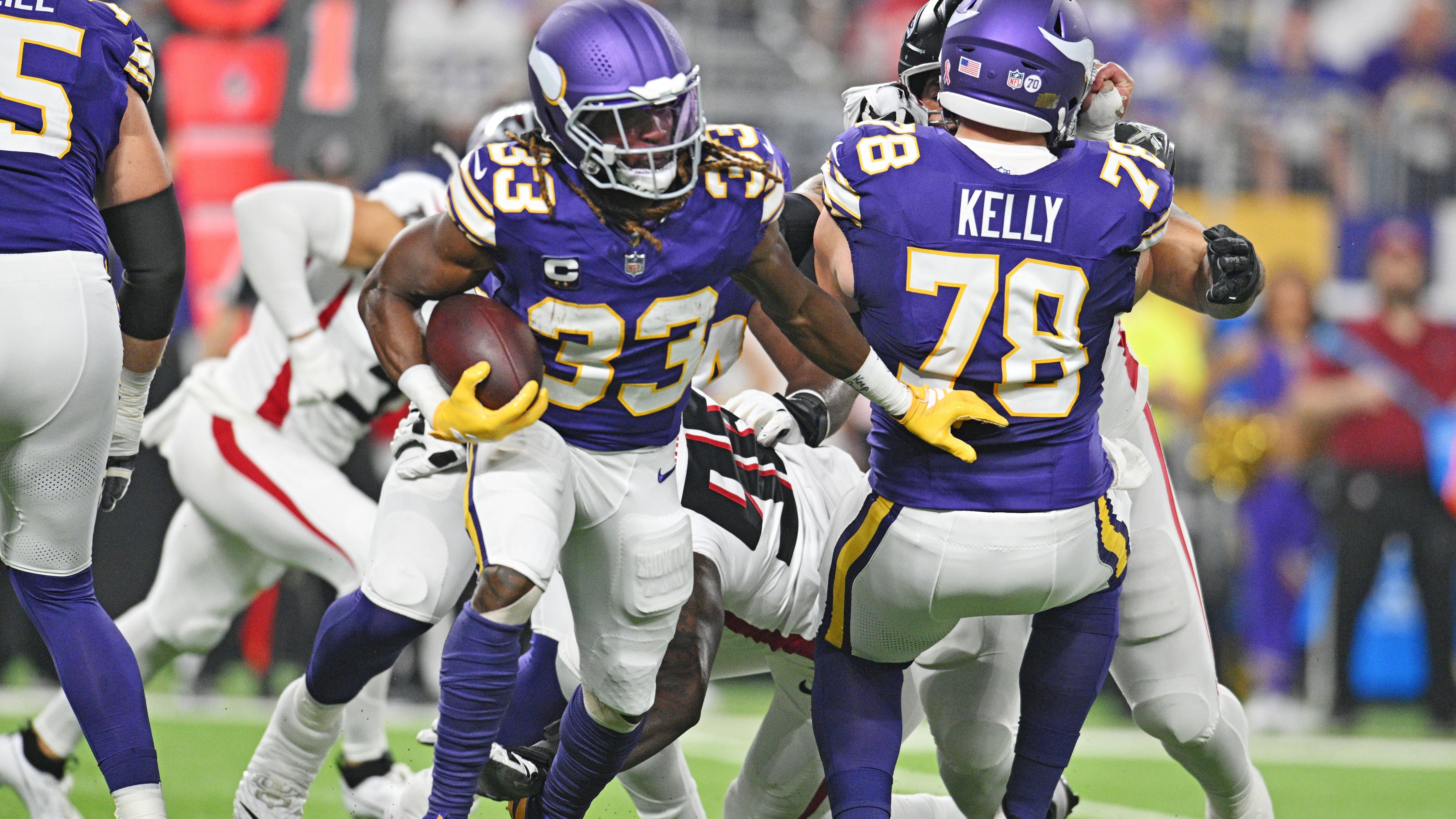 <em><strong>Aaron Jones (Minnesota Vikings)</strong><br>Nachdem mit J.J. McCarthy bereits der Starting-Quarterback der Minnesota Vikings erstmal ausfällt, muss das Team von Head Coach Kevin O'Connell auch auf den routinierten Running Back Aaron Jones vorerst verzichten. Die Vikings haben Jones wegen einer Oberschenkelverletzung sogar auf die Injured Reserve List gesetzt. Damit fällt er sicher vier Spiele aus. Da die Vikings eine Bye Week in Woche 6 haben, ist Jones erst am 8. Spieltag wieder spielberechtigt. <a href="https://www.ran.de/sports/american-football/nfl/galerien/nfl-transactions-minnesota-vikings-verpflichten-ehemaligen-star-running-back-90369">Minnesota hat daher auch einen neuen Running Back verpflichtet.</a></em>