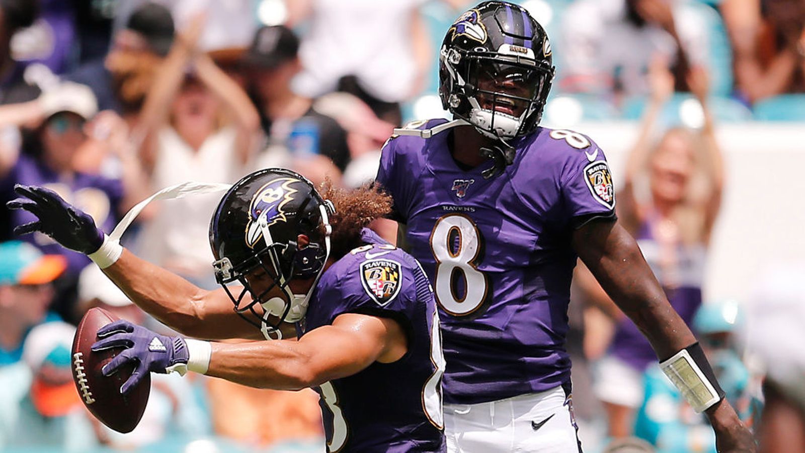 
                <strong>Platz 1: Baltimore Ravens (14-2, letzte Woche Platz 1)</strong><br>
                Eines ist sicher: Der Weg zur Vince Lombardi Trophy führt in diesem Jahr über die Baltimore Ravens. Die Mannschaft von Head Coach John Harbaugh hat nicht nur die beste Bilanz aller NFL-Teams und blickt mit zwölf Siegen in Folge den Playoffs entgegen, sie spielen auch den spektakulärsten Football. Die Ravens haben von den Punkten her die effektivste Offense und die drittbeste Defense, zudem das effektivste Laufspiel der NFL. Quarterback Lamar Jackson ist der heißeste Anwärter auf den MVP – nicht nur aufgrund seines guten Wurfarms, sondern auch wegen seiner flinken Füße (1206 Rushing-Yards). Der Sieg in Woche 17 gegen die Pittsburgh Steelers bewies zudem, dass selbst die B-Auswahl von Baltimore Spiele gewinnen kann. Kurzum: Erleiden die Ravens in den Playoffs keinen rätselhaften Einbruch, dürften sie kaum zu stoppen sein. 
              