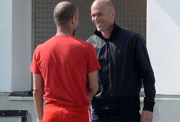 
                <strong>Zinedine Zidane hospitiert beim FC Bayern</strong><br>
                Für drei Tage weilt das Trainerteam in der bayrischen Landeshauptstadt. Nach einem Treffen mit FCB-Vorstandschef Karl-Heinz Rummenigge ging es am Dienstag auf den Trainingsplatz, um die Arbeit von Pep Guardiola zu begutachten.
              