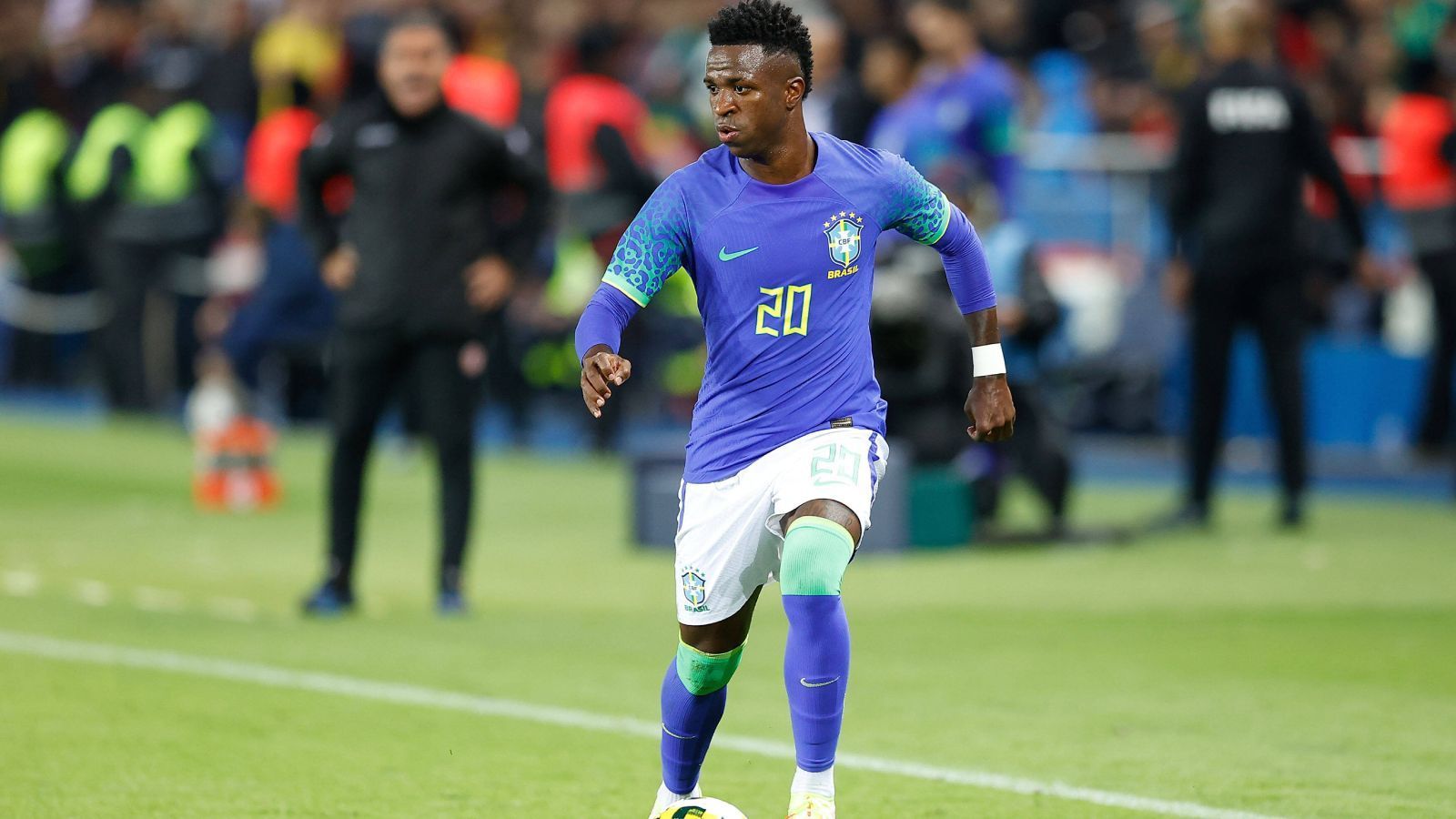 
                <strong>Platz 2: Vinicius Jr. (Brasilien)</strong><br>
                &#x2022; Position: Linksaußen<br>&#x2022; Alter: 22<br>&#x2022; Verein: Real Madrid<br>&#x2022; Marktwert: <strong>120 Millionen Euro</strong><br>
              