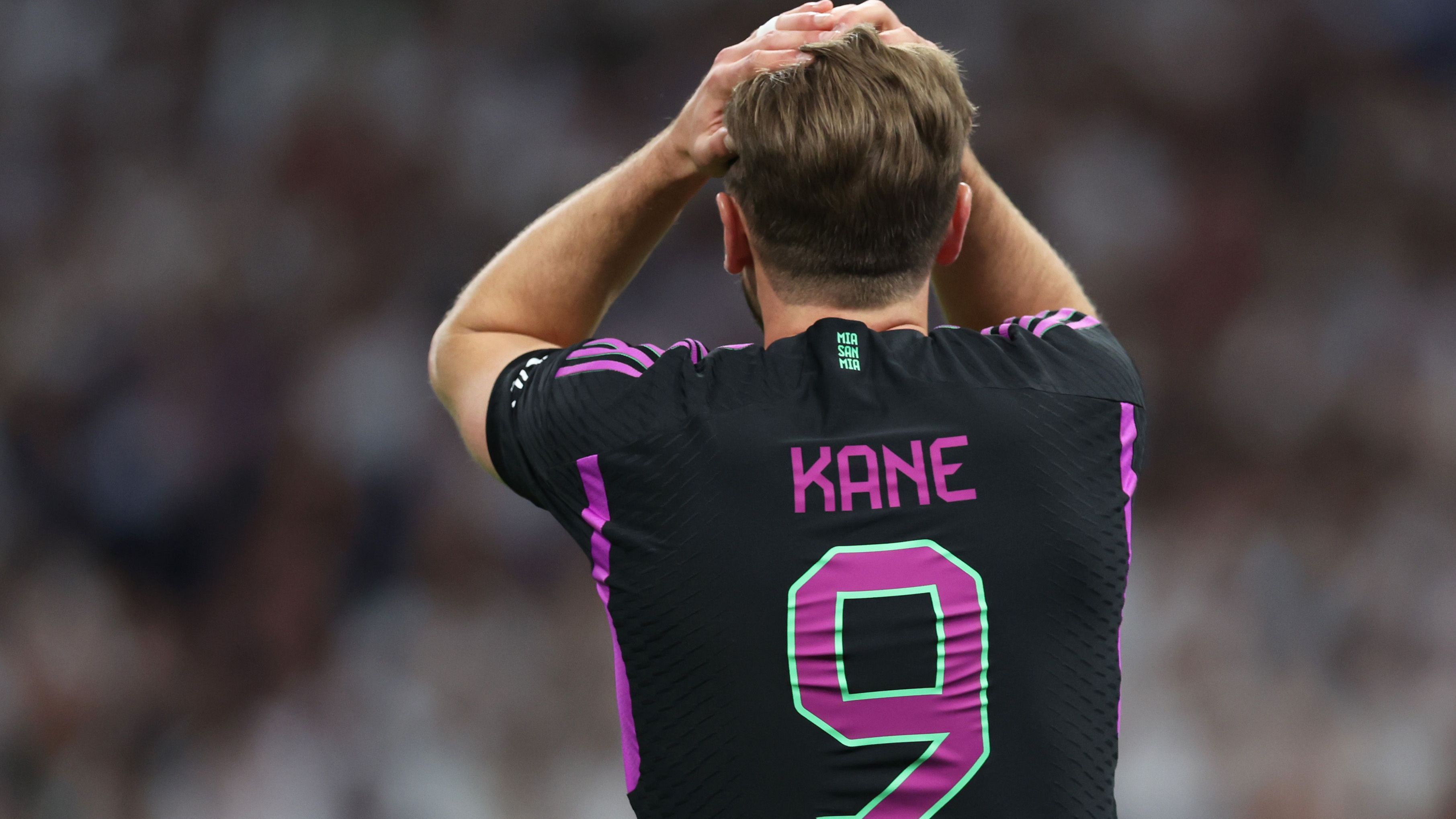 <strong>Sturm: Harry Kane<br></strong>Auch im Sturm besteht kein Diskussionsbedarf. Für 95 Millionen von Tottenham Hotspur gekommen, zerlegte der Engländer regelmäßig Bundesligisten in ihre Einzelteile. 36 Ligatore, dazu noch acht in der Champions League - das sind die Zahlen eines Weltklasse-Stürmers, der Kane zweifellos ist. Ob er den Titelfluch über seine Person ablegen kann, bleibt allerdings abzuwarten.