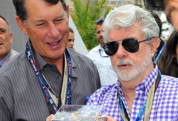 
                <strong>George Lucas am Start</strong><br>
                Hoher Besuch im Fürstentum: Kult-Regisseur George Lucas (r.) gibt sich die Ehre und besucht den Formel-1-Zirkus.
              
