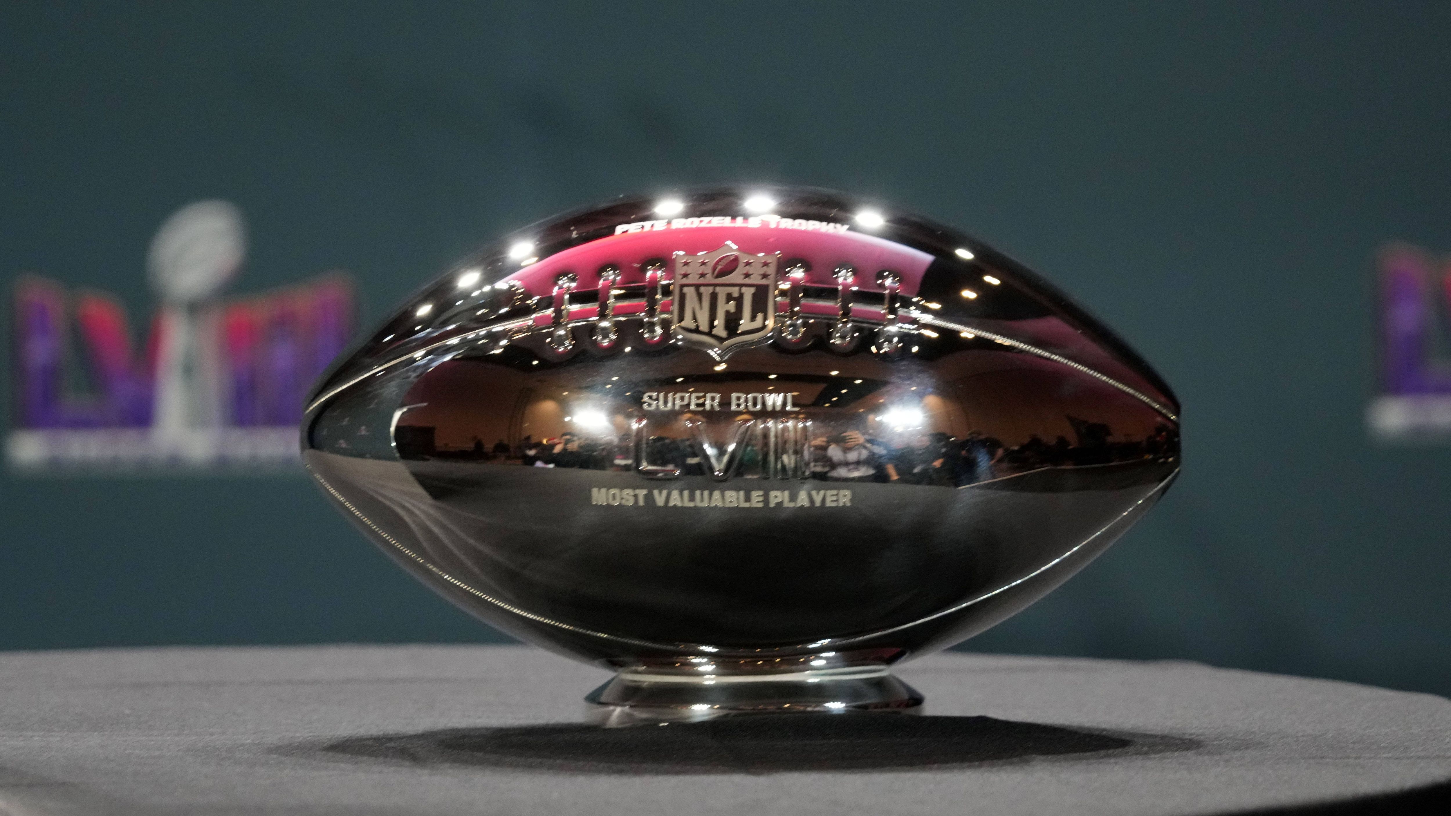 <strong>MVP, DPOY und Co.: Die Wettquoten der NFL-Awards</strong><br>Der Wettanbieter "BetMGM" hat die Wettquoten für die NFL-Awards für diese Saison bekanntgegeben. Die ein oder andere Überraschung ist mit dabei! <strong><em>ran</em></strong> zeigt euch die Spieler und Quoten zu den jeweiligen Awards.