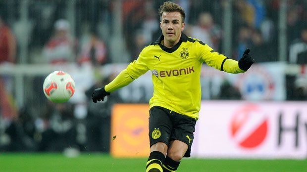 
                <strong>Mario Götze</strong><br>
                Nach drei schwierigen Jahren beim FC Bayern kehrt Mario Götze reumütig zum BVB zurück. In Dortmund hatte der 24-Jährige seinerzeit sämtliche Nachwuchsmannschaften durchlaufen, ehe er 2010 ins Profiteam rückte. 2013 folgte der Wechsel nach München, den Götze im Nachhinein jedoch bereut. Der Weltmeister von 2014 ist nicht der einzige verlorene Sohn, der den Weg zurück zur alten Liebe fand. Allerdings endeten nicht alle Rückhol-Aktionen als Erfolgsstory.
              