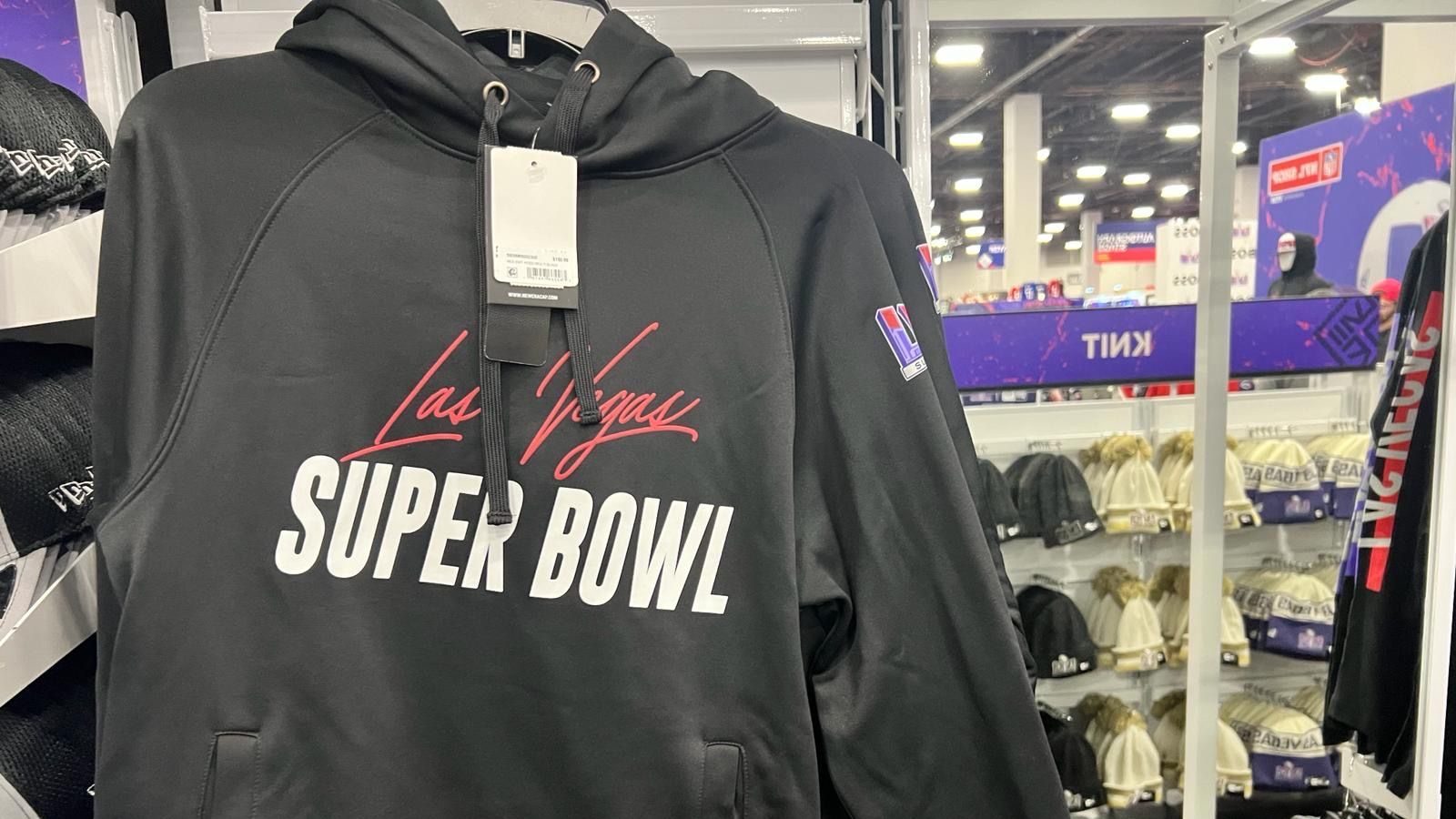 <strong>Pullover im schlichten Design</strong><br>Farblich deutlich reservierter kommt dieser Pullover daher. Der schwarze Hoodie hat einen "Las Vegas Super Bowl"-Schriftzug zu bieten. Dezent, aber deutlich erkennbar, zu welchem Spiel er gehört.