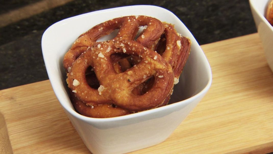 Der perfekte Snack zum Knabbern: Mini-Brezeln. Mit unserem Rezept bekommst du sie ganz einfach hin.