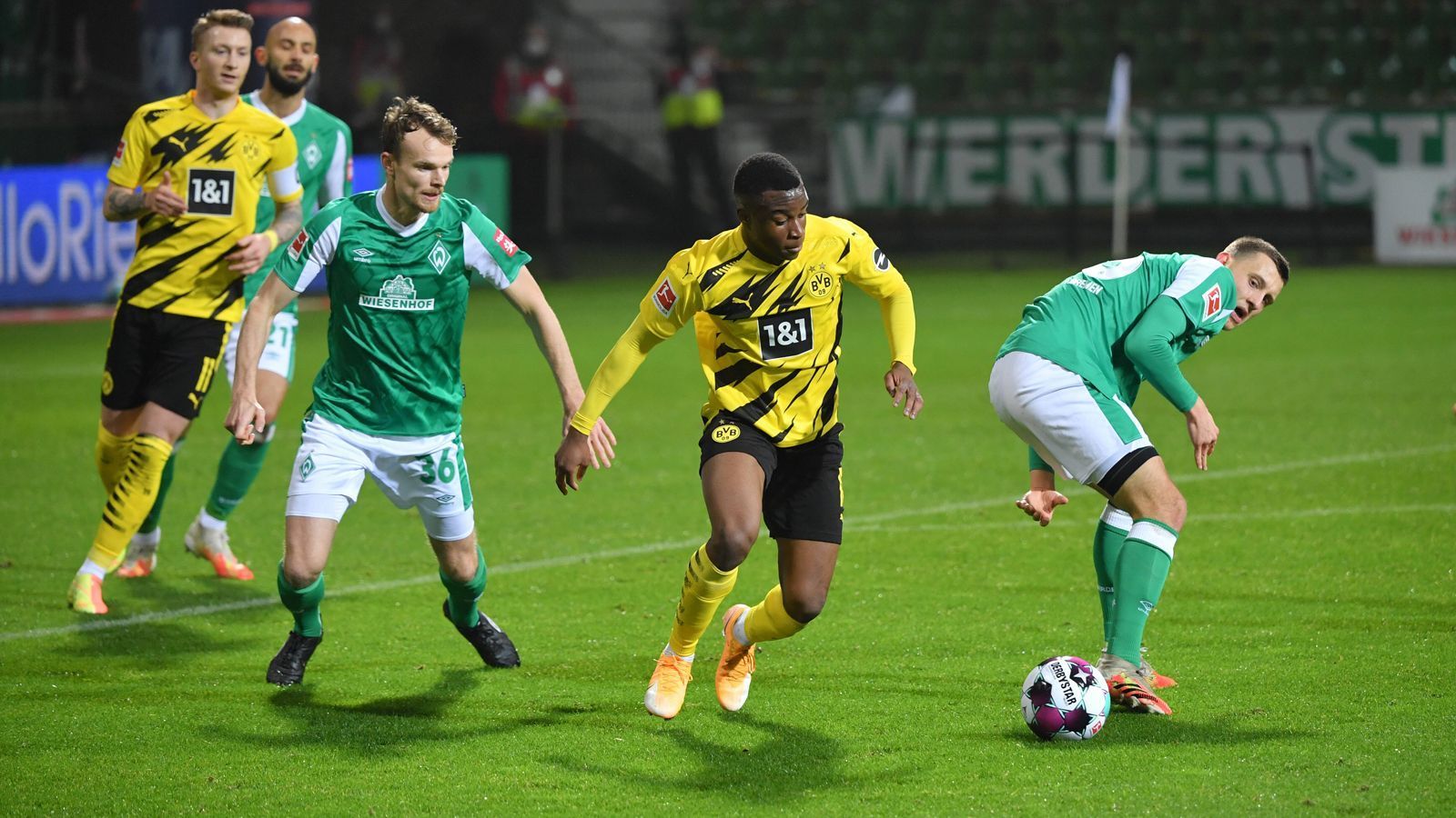 
                <strong>Gegen Werder: So lief Moukokos Startelf-Debüt für den BVB</strong><br>
                In Spiel eins nach der Entlassung von Lucien Favre stand nicht nur der neue Interimstrainer Trainer Edin Terzic bei Borussia Dortmund an der Seitenlinie im Fokus. Der neue BVB-Coach verhalf auch Mega-Talent Youssoufa Moukoko beim 2:1-Sieg beim SV Werder Bremen zu seinem Startelf-Debüt. ran.de verrät euch, wie sich das "Wunderkind" geschlagen hat.
              