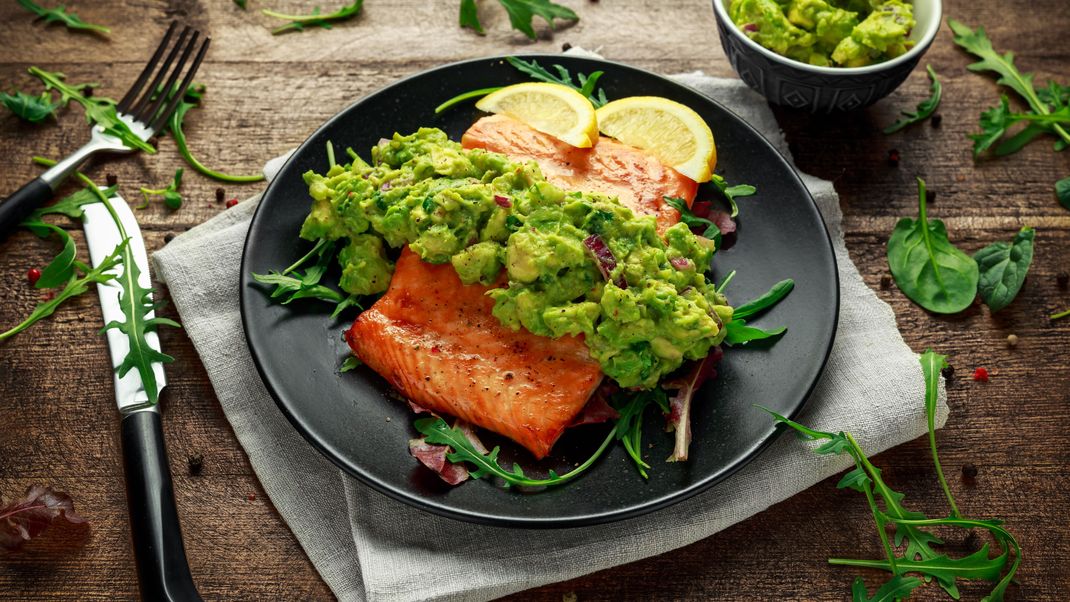 Lust auf ein leichtes Lunchdate mit Lachs und Avocado-Salsa?