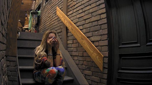 Walentina weint auf der Treppe bei Promi Big Brother