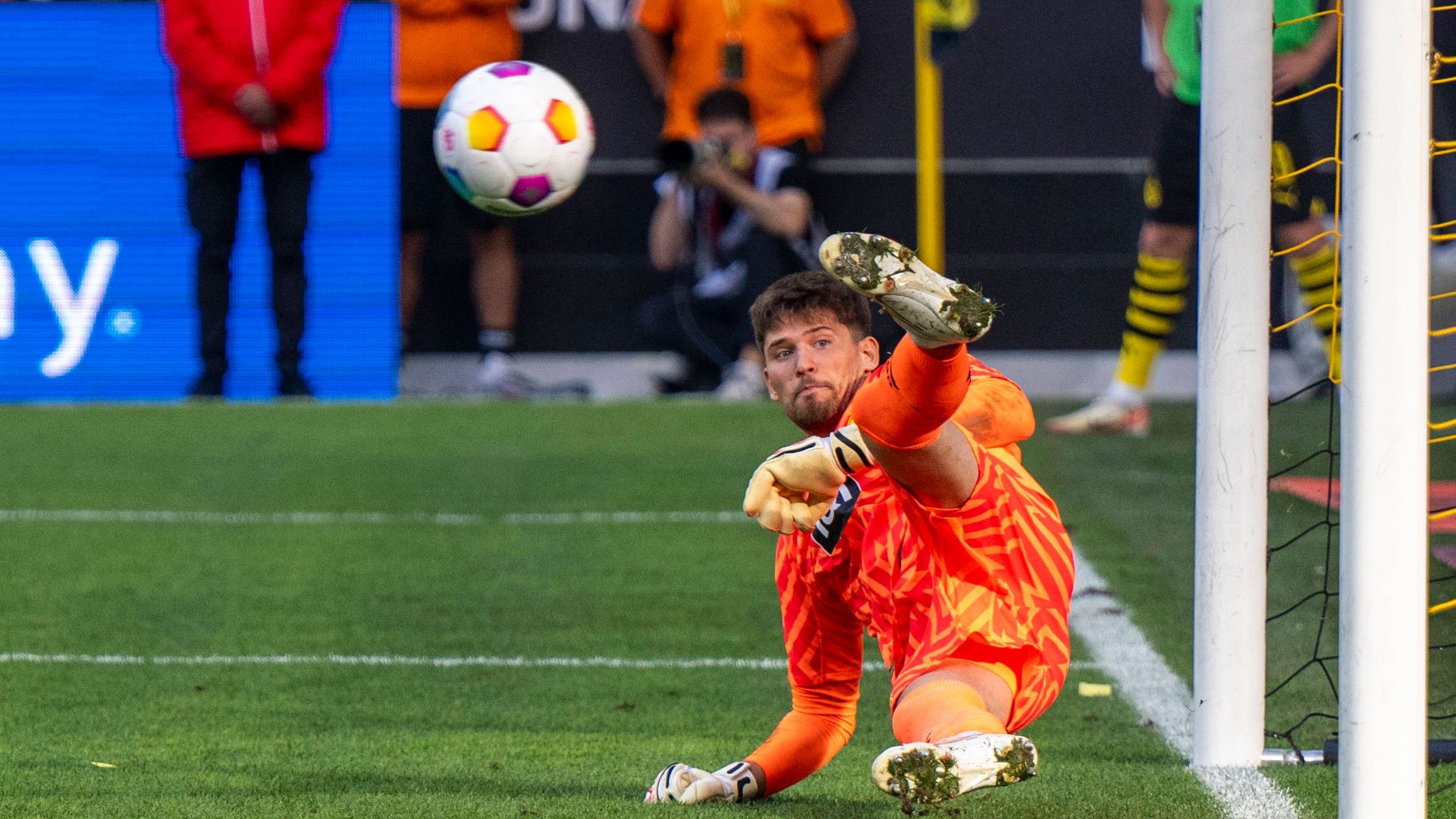 <strong>Gregor Kobel</strong><br>Chancenlos bei Füllkrugs unfreiwilligem Kopfball, der zum 1:1 für Union ins Tor fällt. Beim Elfmeter von Bonucci in die falsche Ecke geschickt. In der zweiten Halbzeit kaum noch gefordert. <strong><em>ran</em>-Note: 3</strong>