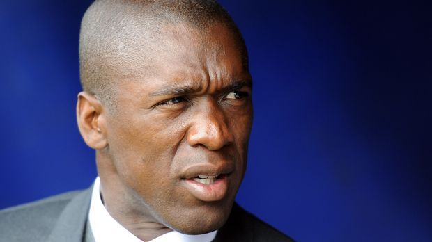 
                <strong>Clarence Seedorf</strong><br>
                Clarence Seedorf: Der Niederländer ist wiederum ein Trainer mit eher weniger Erfahrung. Sein einziges Amt als Trainer übte er bislang in einem sechsmonatigen Ausflug bei AC Mailand aus (Januar 2014 bis Juni 2014). Als Spieler war er rund zehn Jahre für die "Rossoneri" im Einsatz. Doch alleine der Name Seedorf dürfte ihn für viele Klubs aktiv machen.
              
