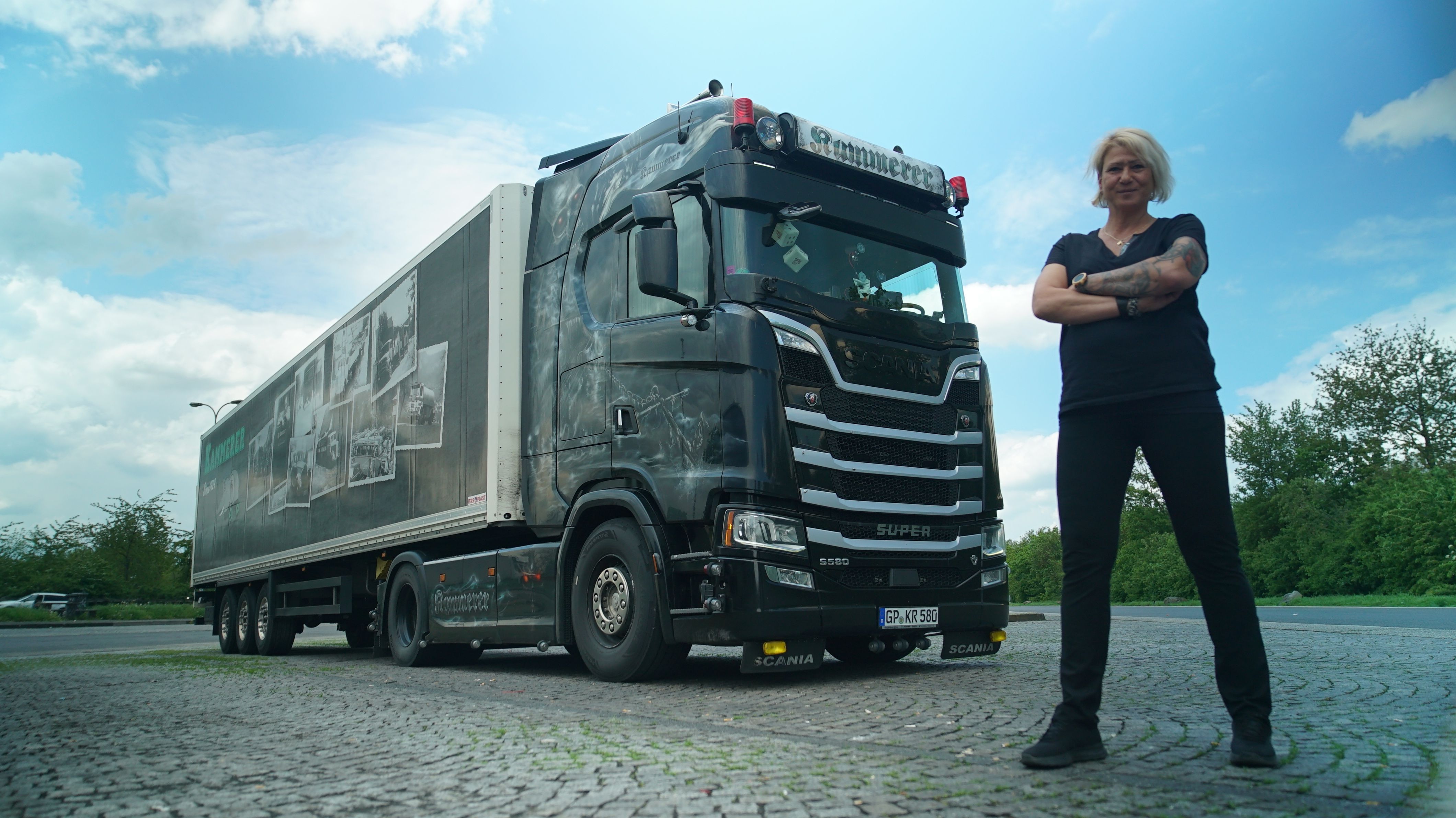 Trucker Babe Marina posiert vor ihrem 580 Scania V8