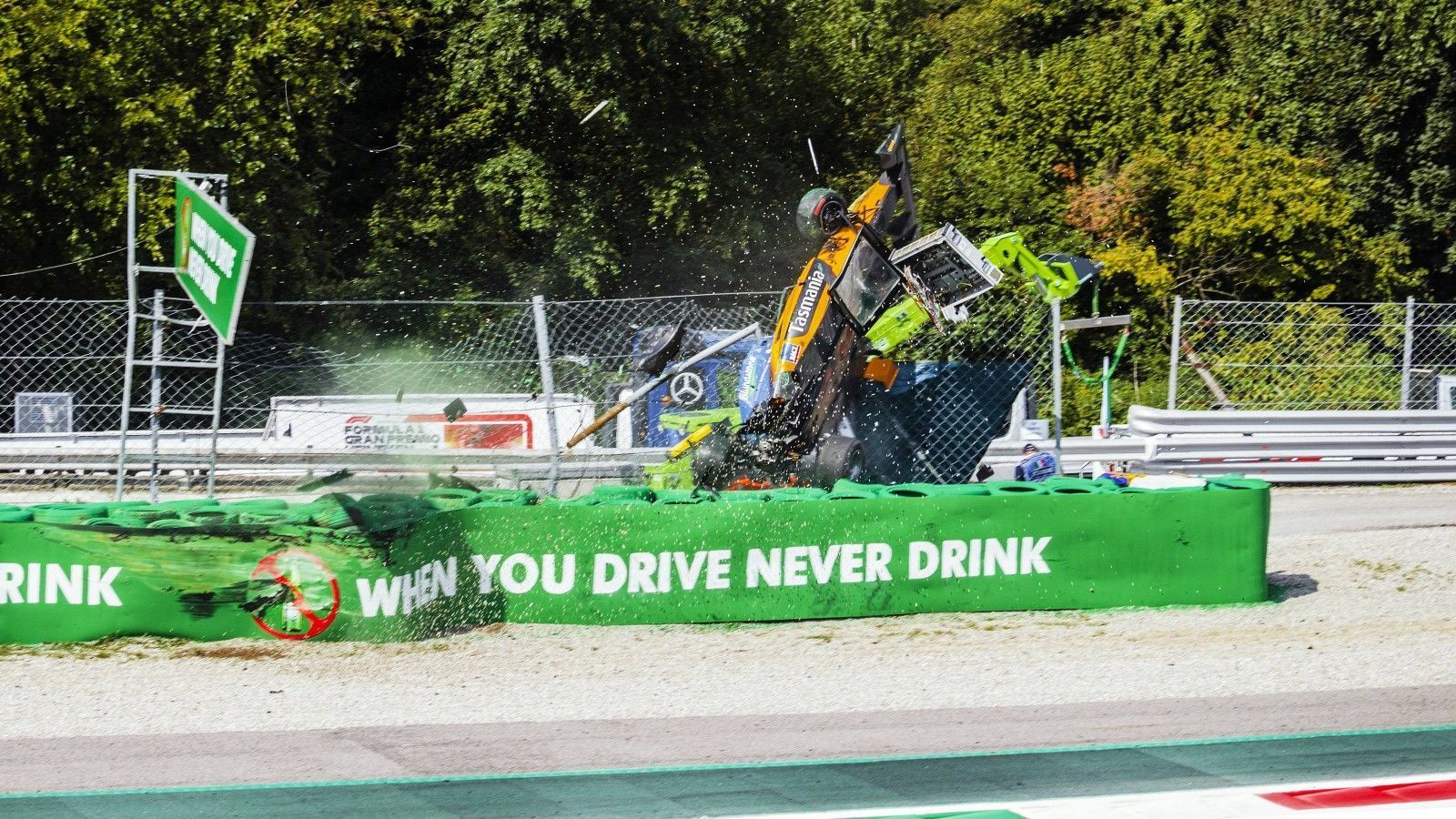 
                <strong>Retter auch in Formel 2 und Formel 3</strong><br>
                Auch in der Formel 2 hat Halo bereits Leben gerettet. Bei einem Crash zwischen Tadasuke Makino und Nirei Fukuzumi in Barcelona stieg einer der Boliden auf den anderen auf, der Kopf des Fahrers wurde erfolgreich gegen Unterboden und Hinterrad abgeschirmt. Bei der Formel 3 kam es 2019 in Monza ebenfalls zu einem schweren Unfall. Alex Peroni wurde in der schnellen Parabolica-Kurve von einem Randstein ausgehebelt (Foto), sein Bolide stieg auf, überschlug sich mehrfach und knallte in der Folge in die Streckenbegrenzung. Auch hier brachte Halo entscheidende Vorteile.
              