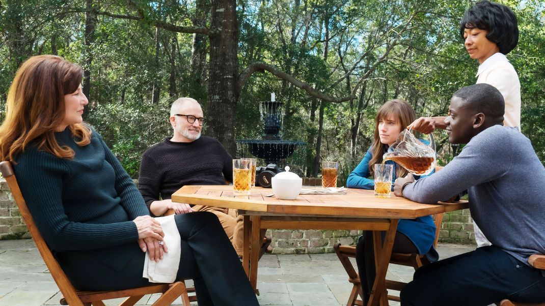 Während des ganzen Films wirkt Georgina sehr merkwürdig. Erst bei genauerem Hinsehen wird deutlich, wieso.