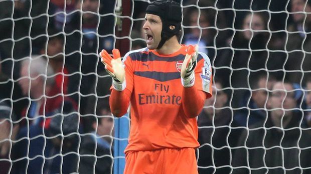 
                <strong>Torwart: Petr Cech.</strong><br>
                Petr Cech: Bekam in der 22. Minute das erste Mal einen Ball aufs Tor. Dabei parierte er einen Flachschuss von De Bruyne. Hielt bei Standards die Kopfbälle von Agüero sicher fest. Insgesamt strahlte der Keeper Sicherheit aus, was der Arsenal-Defensive sichtlich gut tat. ran-Note: 2.
              