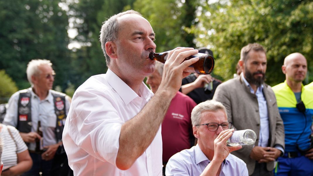 Prost! Aiwanger kann sich trotz Flugblatt-Affäre über einen Umfrage-Rekordwert freuen, wären jetzt Landtagswahlen.