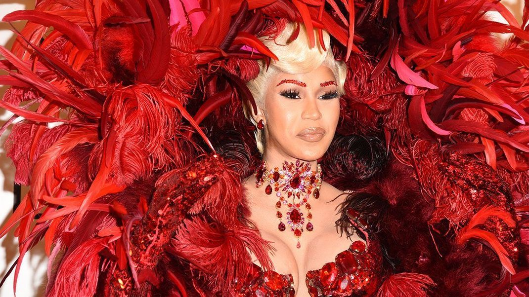 Grammy-Preisträgerin und U.S. Rapstar Cardi B. ist 2021 auf der "Therry Mugler – Couturissime" Ausstellung in einem atemberaubenden Kleid des Designers erschienen. 