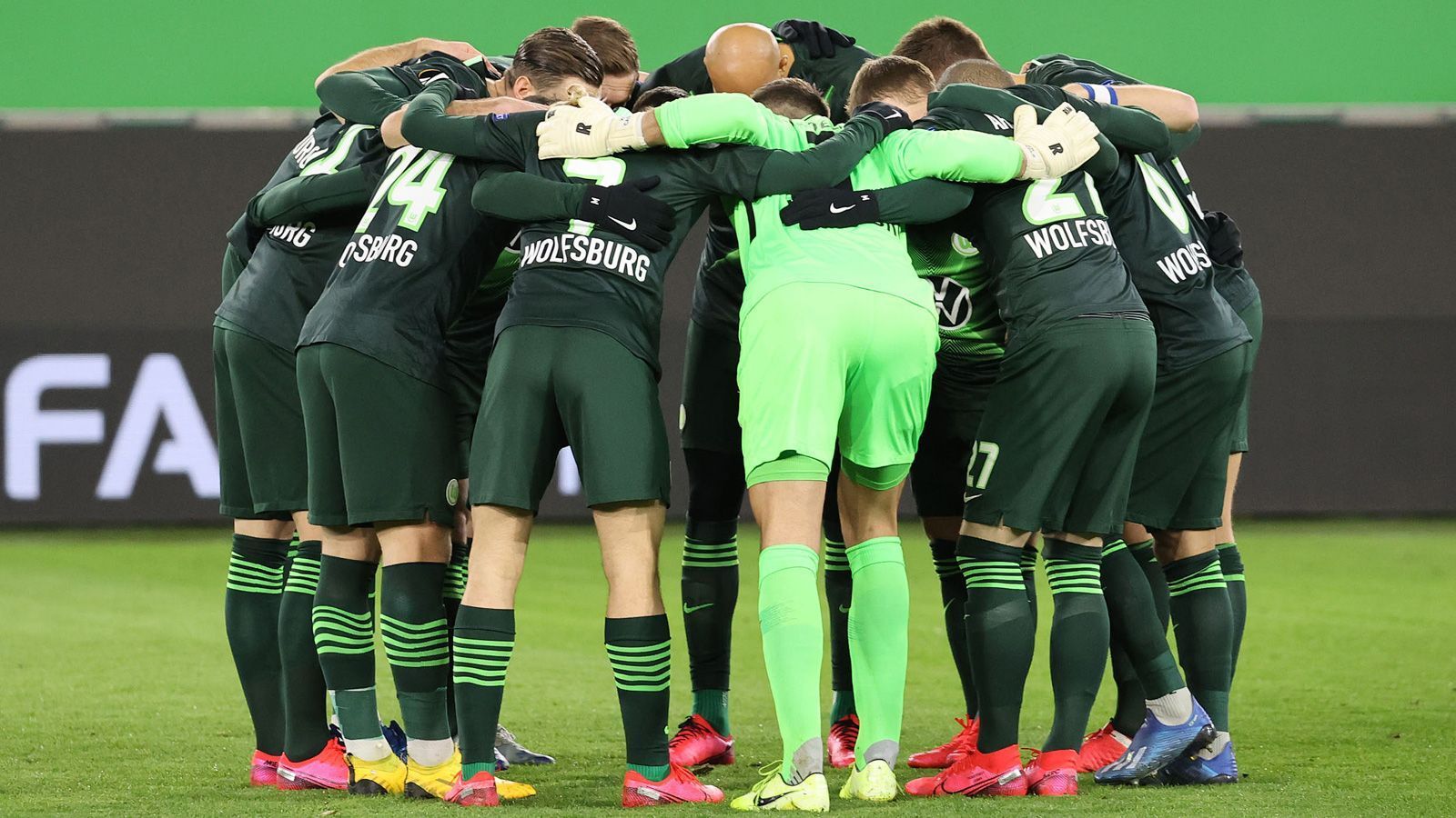 
                <strong>7. VfL Wolfsburg (36 Punkte)</strong><br>
                Der Spielplan des VfL Wolfsburg ist ein Grund dafür, warum ein vorzeitiger Abbruch der Liga sportlich unfair gewesen wäre. Denn nach einem auf dem Papier einfachen Start warten in den letzten neun Spielen dieser Saison sechs Teams aus den Top 8, darunter die Bayern, Dortmund, Gladbach und Leverkusen. Wolfsburg spielt eine solide Saison, bei dem Restprogramm wird Europa jedoch ein schweres Unterfangen werden. Ein Detail, was den Wölfen noch in die Karten spielen könnte, ist der laufende DFB Pokal. Holen Leverkusen oder die Bayern den Pott, reicht Platz 7 für Europa.
              
