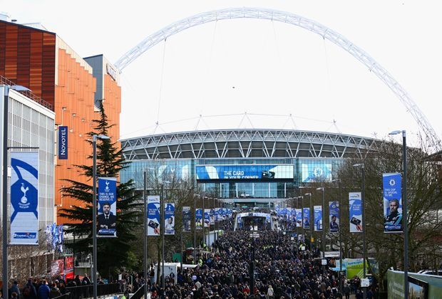 
                <strong>Welcome to Wembley</strong><br>
                Hier, das ist das Wembley Stadion. Dort findet traditionell das Endspiel um die Trophäe statt.
              