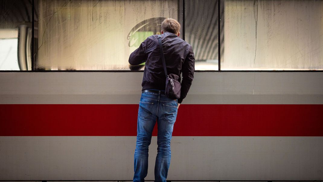 Die Gewerkschaft Deutscher Lokomotivführer GDL hat im Tarifkonflikt mit der Deutschen Bahn einen Streikbeschluss gefasst.
