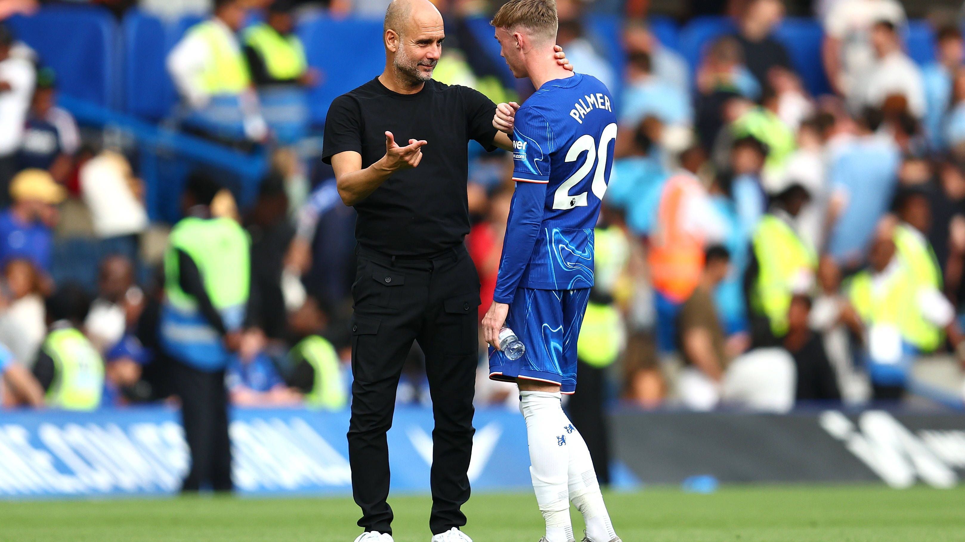 <strong>Cole Palmer (FC Chelsea)</strong><br>"Ich wollte gar nicht zu Chelsea gehen. Ich wurde überredet", sagte der beste Jungprofi der Premier League in der vergangenen Saison – und widersprach damit seinem ehemaligen Trainer. Pep Guardiola sagte im Frühjahr: "Er wollte gehen. Was können wir da machen?" Palmer widersprach nun: "Ich wollte einfach nur verliehen werden."