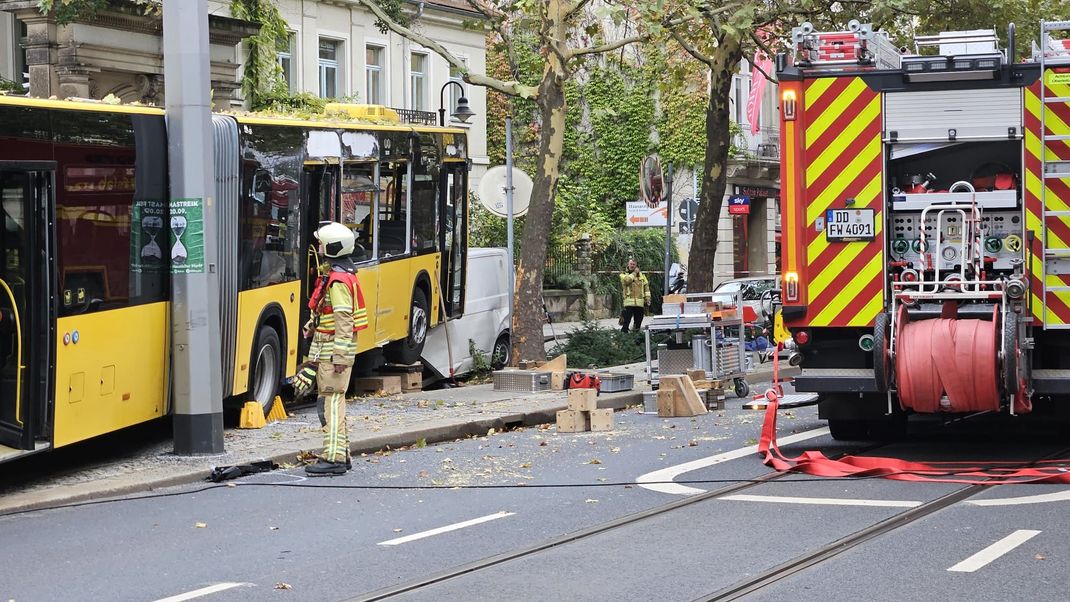 Bei einem schweren Busunglück im Dresdner Berufsverkehr wurden 30 Personen verletzt.