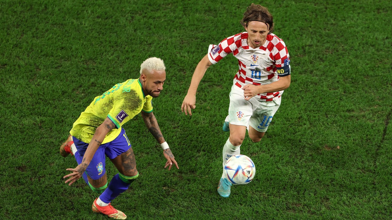 
                <strong>Platz 3: Kroatien aka der ewige Underdog</strong><br>
                Kroatien ist das, was Deutschland lange war: eine Turniermannschaft. Im Vorfeld der WM hatte eigentlich niemand so recht mit dem Vize-Weltmeister von 2018 gerechnet. Schon damals standen Luka Modric und Co. eher unerwartet im Finale. In Katar ist das Erfolgsrezept: ein überragender Modric, ein sensationeller Keeper Dominik Livakovic, Kampf, Leidenschaft und Coolness vom Elfmeterpunkt. 
              