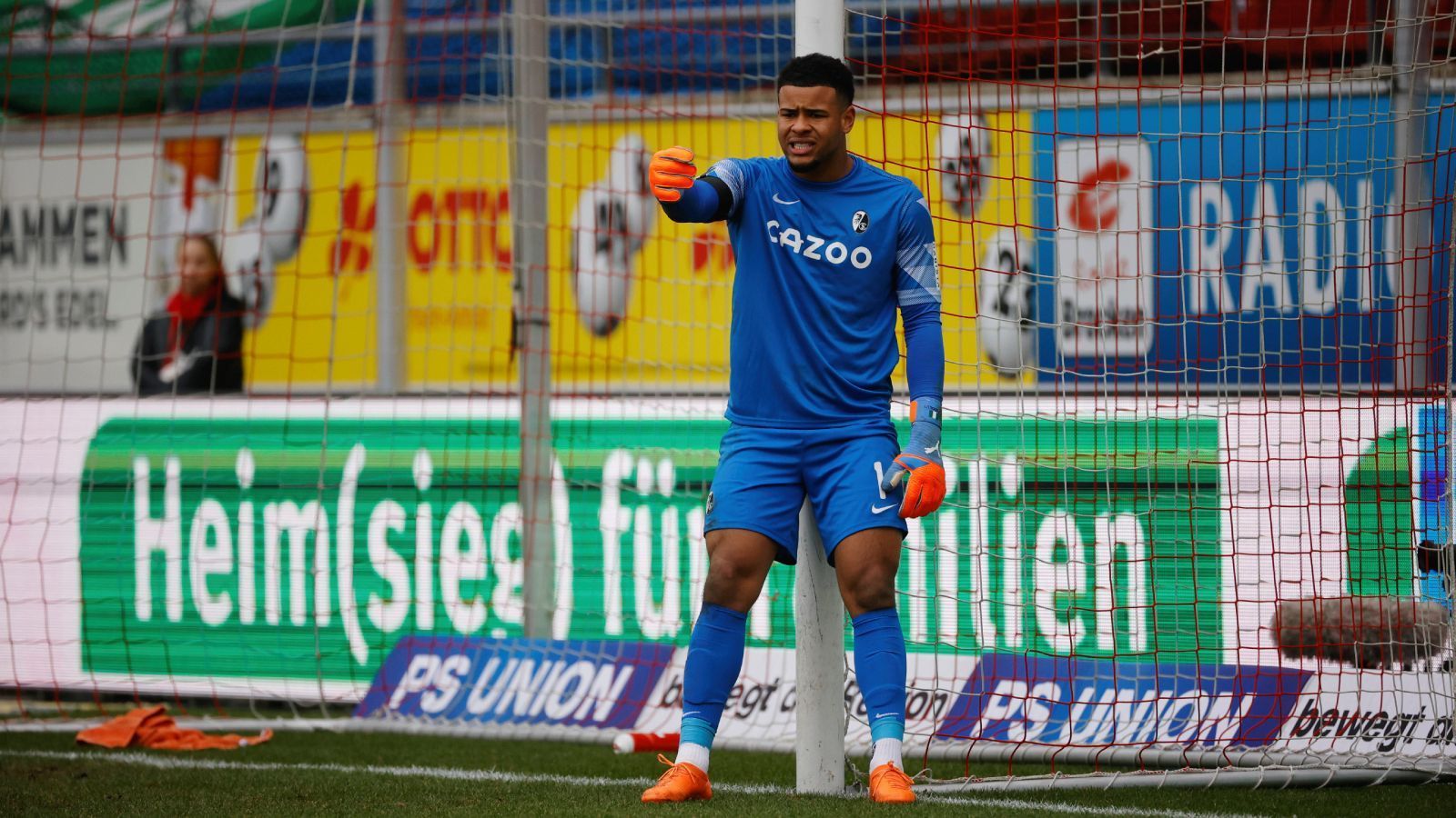 
                <strong>Noah Atubolu (20, SC Freiburg)</strong><br>
                Auch wenn er das selbst vielleicht am liebsten würde, Manuel Neuer kann nicht ewig spielen. Oft wird ein Vakuum an fähigen, jungen Torhütern in Deutschland angeprangert. Eine der wenigen Keeper-Hoffnungen ist Noah Atubolu. Der 20-Jährige aus der Freiburger Fußballschule glänzte bisher bei seinen Auftritten bei der zweiten Mannschaft des SC und bei der U21 von Antonio Di Salvo. In 21 Klub-Einsätzen in dieser Saison (davon drei bei Christian Streichs Profis) hielt er zwölf Mal den Kasten sauber und kassierte nur 17 Gegentreffer. Das ist bärenstark.
              