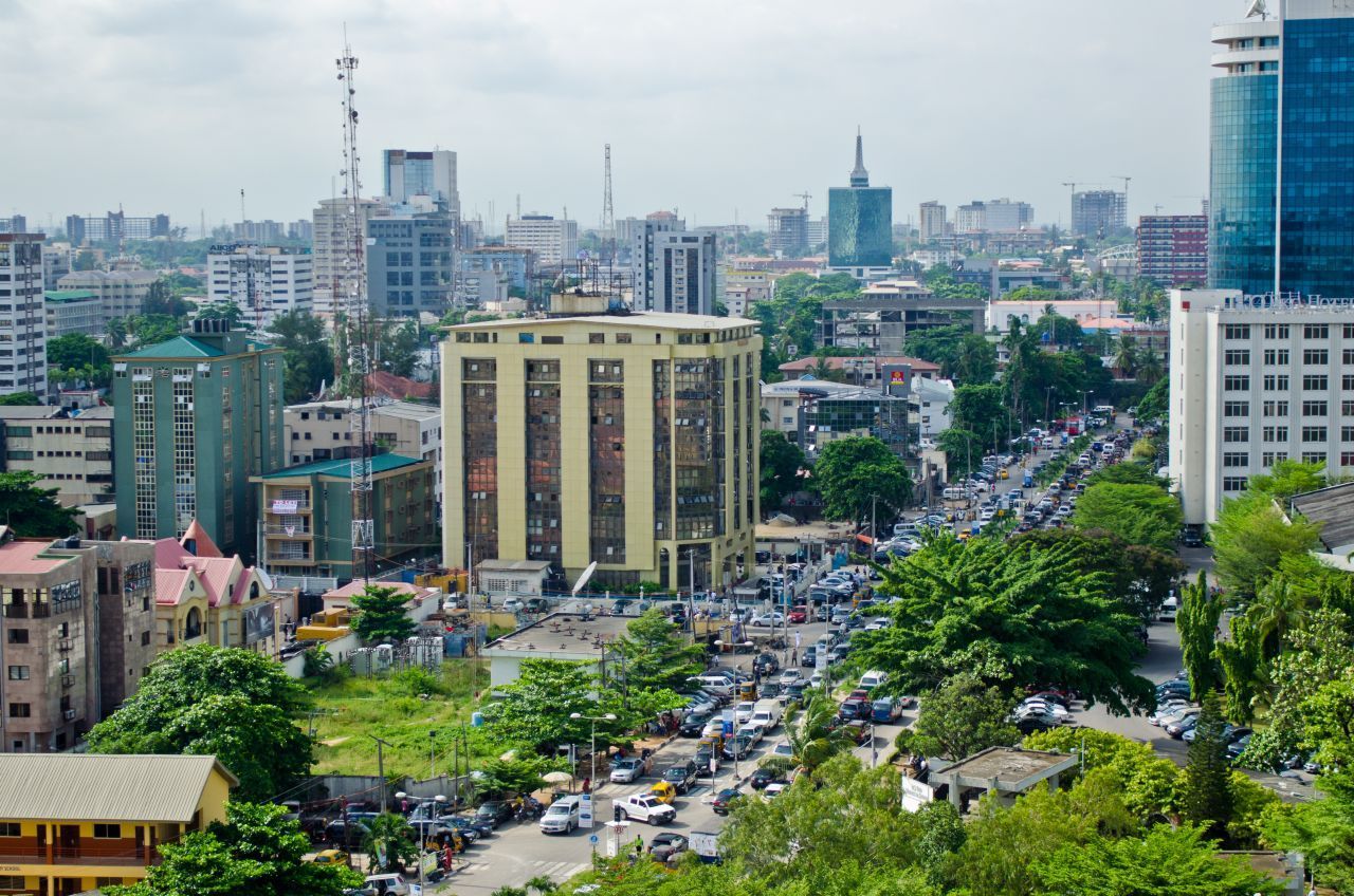 Städtebau: Die Hauptstadt Abuja, die Öl-Hafenstadt Port Hancourt und vor allem die Wirtschaftsmetropole Lagos, hier im Bild, sind Sitz einer Elite von Dollar-Millionären und einigen Milliardären. Besonders hier gibt es moderne Architektur, mondäne Boulevards, ambitiöse Bauprojekte.