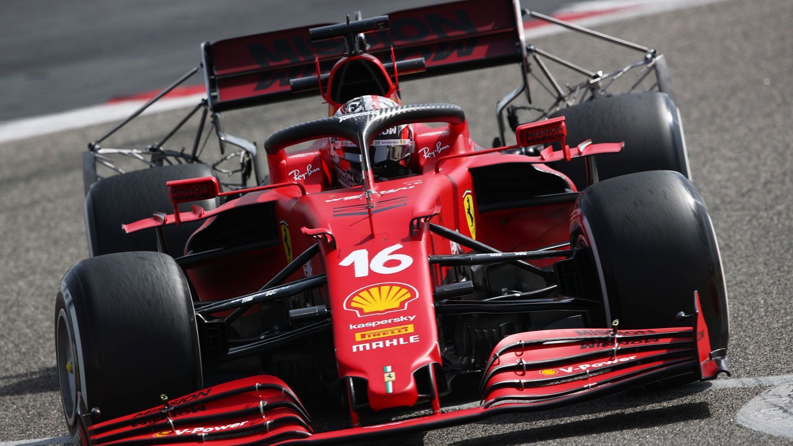 
                <strong>Bahrain-Tests: Leclerc eröffnet für Ferrari</strong><br>
                Bei Vettels Ex-Team greift zunächst sein Ex-Teamkollege ins Lenkrad. Leclerc will in diesem Jahr beweisen, dass er auch ohne routinierten Stallgefährten glänzen kann. An dem roten Boliden ist ebenfalls ein zusätzliches Gestänge zu sehen - allerdings am Heckflügel.
              