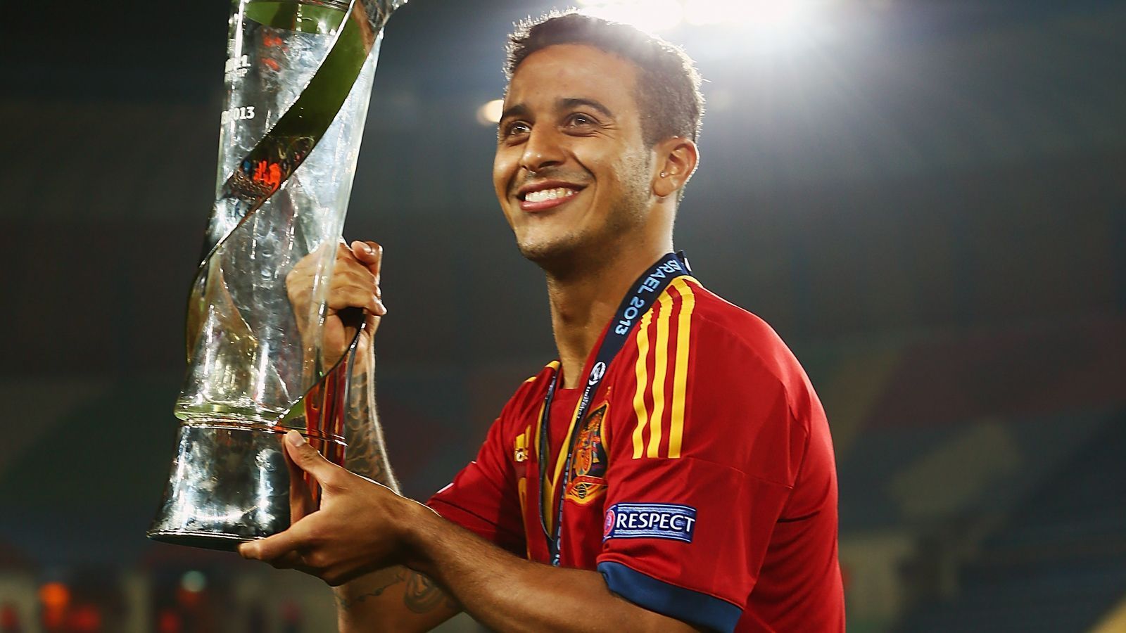 
                <strong>2013 - Thiago Alcantara (Spanien)</strong><br>
                Zwei Jahre nach dem Titel von 2011 ging die Dominanz der Spanier im Nachwuchsbereich weiter - und wie! Denn die Iberer gewannen alle fünf Spiele bei der EM-Endrunde in Israel. Im Finale wartete Italien auf den heutigen Liverpool-Star Thiago und seine Kollegen und war einfach eine Nummer zu klein. Vor allem Thiago erwischte im Finale einen Glanztag, erzielte beim 4:2-Sieg drei Treffer. Torschützenkönig des Turniers wurde jedoch Landsmann Alvaro Morata mit vier Treffern. Für Thiago blieb immerhin die Auszeichnung zum besten Spieler der EM-Endrunde und der zweite EM-Titel in Folge, denn er war auch schon 2011 dabei. Im Sommer 2020 wechselte Thiago unmittelbar nach dem Champions-League-Triumph mit den Bayern nach Liverpool.
              