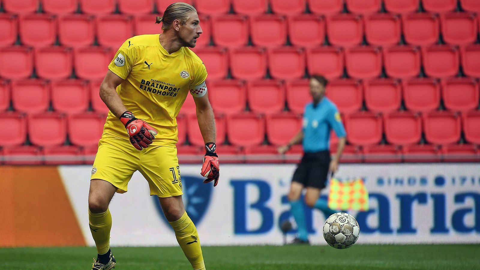 
                <strong>Tor - Lars Unnerstall (PSV Eindhoven)</strong><br>
                Im Tor der Eredivisie-Top-Elf der deutschen Spieler steht mit Lars Unnerstall ein alter Bekannter aus der Bundesliga. Der Ex-Schalker und -Düsseldorfer steht derzeit bei der PSV Eindhoven unter Vertrag. Der Spitzenklub, der seit Sommer 2020 vom deutschen Coach Roger Schmidt gecoacht wird, verpflichtete Unnerstall 2018 vom Ligakonkurrenten VVV Venlo und lieh ihn anschließend noch ein Jahr dorthin aus. In der Vorsaison kam der 30-Jährige zu immerhin 14 Liga-Einsätzen für die PSV, musste aber unter Neu-Coach Schmidt wieder zurück ins zweite Glied. Leipzigs Leih-Keeper Yvon Mvogo verdrängte den 1,98-Meter-Hünen. In der Eredivisie tummeln sich mit Janis Blaswich, Daniel Mesenhöler (beide Heracles Almelo), Felix Wiedwald (FC Emmen), Thorsten Kirschbaum (VVV Venlo), Vincent Müller (PSV Eindhoven), Eric Oelschlägel (Utrecht) und Joshua Wehking (Sittard) zahlreiche, weitere Torhüter aus Deutschland.
              