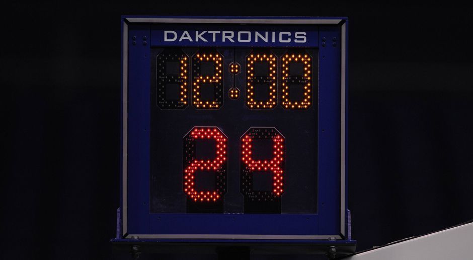 
                <strong>Shotclock</strong><br>
                ran-Vorschlag 4: Das ewige Ballgeschiebe, ohne dass irgendwas passiert, nervt euch? Kein Problem, denn wir fordern die Shotclock: Den Teams sind nur noch zwei Minuten Ballbesitz am Stück erlaubt. Wird die Zeit überschritten, muss der Ball sofort abgegeben werden.
              