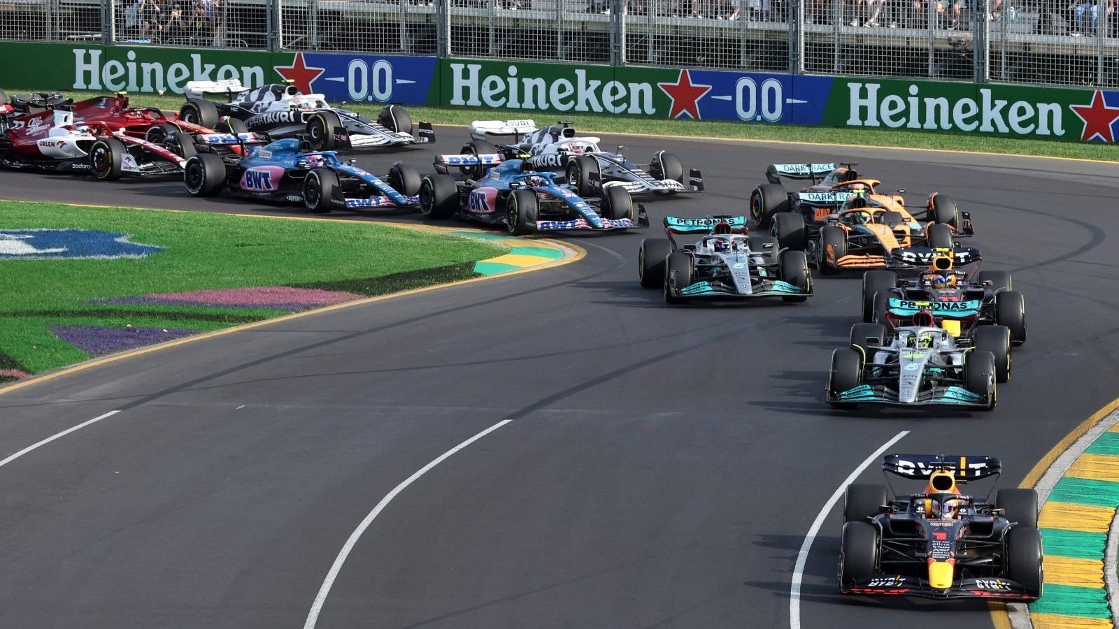 
                <strong>So funktioniert das Sprintrennen in der Formel 1</strong><br>
                Die Formel 1 erlebt am Samstag (ab 16:30 Uhr im Liveticker auf ran.de) in Imola das erste Sprintrennen der neuen Saison. Doch was ist das genau? Warum gibt es so ein Rennen? Und wie läuft es ab? ran liefert die Antworten.
              