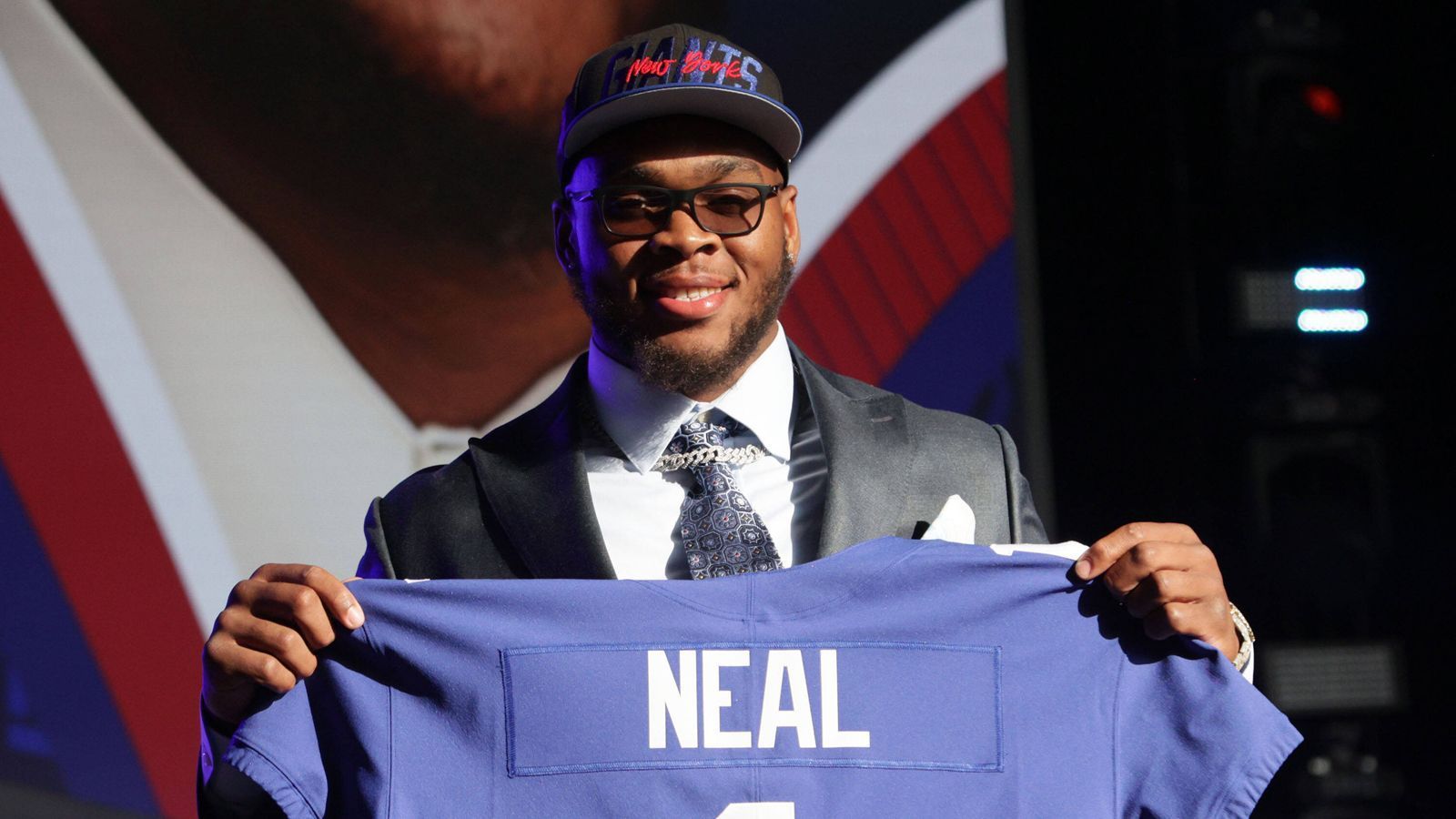 
                <strong>7. Pick: Evan Neal (Offensive Tackle, New York Giants)</strong><br>
                &#x2022; <strong>Vertrag unterschrieben: ja</strong><br>&#x2022; <strong>Signing Bonus</strong>: 15.035.460 US-Dollar<br>&#x2022; <strong>Gesamtgehalt</strong>: 24.551.258 US-Dollar<br>
              