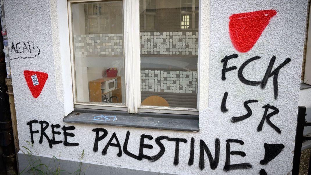 Israelfeindliche Parolen an einer Hauswand.