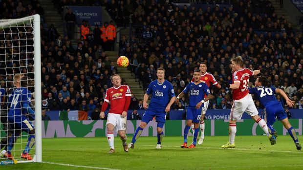 
                <strong>Bastian Schweinsteigers erstes Tor für ManUtd</strong><br>
                Nach einer Ecke steht Schweinsteiger im Strafraum bereit und kann den Ball in Richtung Leicester-Tor köpfen ...
              