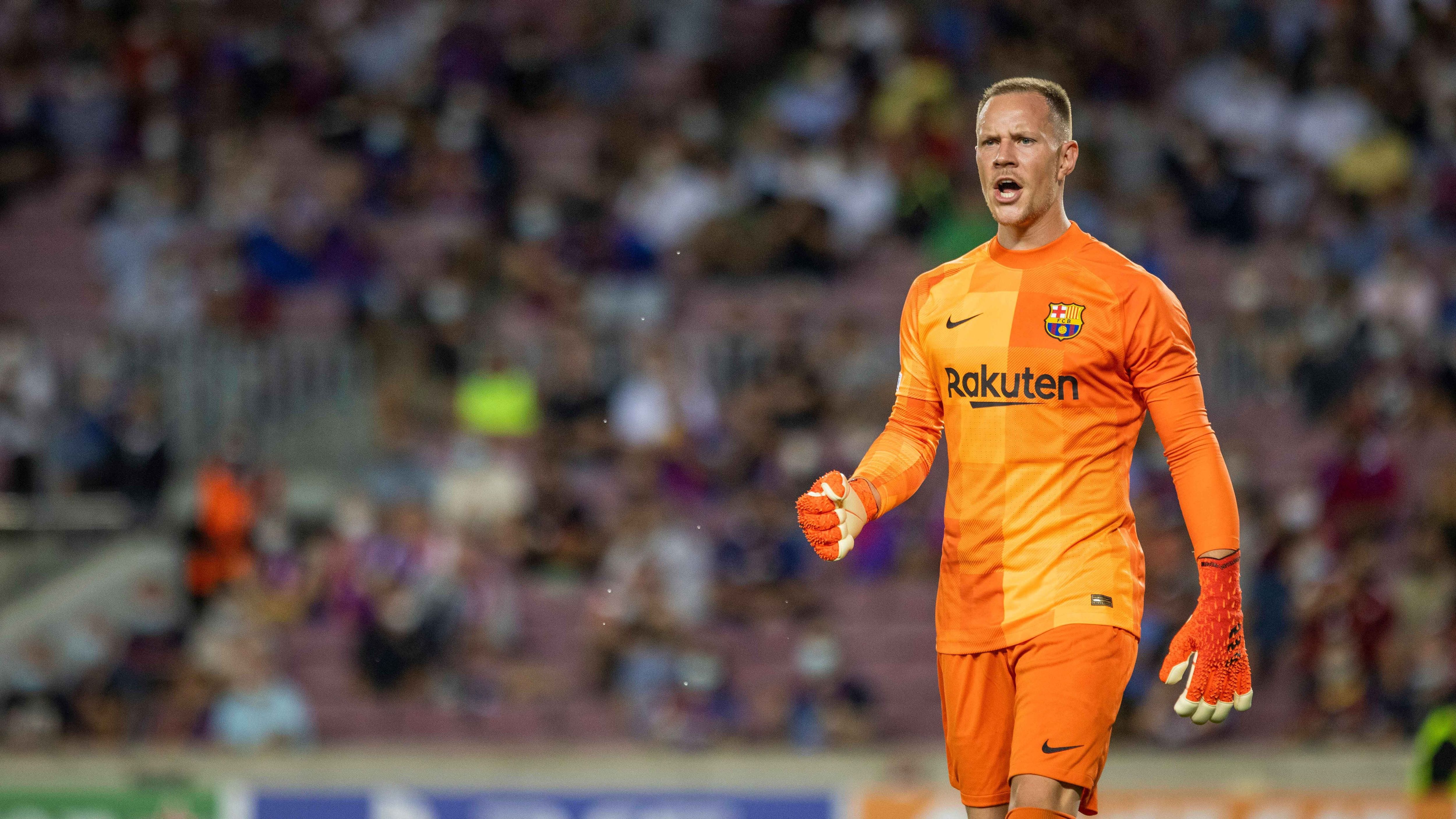 
                <strong>Marc-André ter Stegen</strong><br>
                Zunächst beschäftigungslos, dann aber voll auf der Höhe. Den ersten abgefälschten Schuss von Leroy Sane pariert er stark mit einer Hand (19.), wenig später wird er beim nächsten von Thomas Müller aber auf dem falschen Fuß erwischt und ist beim 0:1 machtlos (34.). Nach dem Seitenwechsel erneut glänzend gegen Sane (52.), auch beim zweiten Tor ohne Chance. Ter Stegen ist an diesem gebrauchten Abend noch einer der besseren Katalanen. ran-Note: 2
              