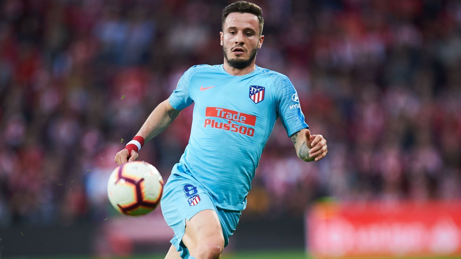 
                <strong>Saul Niguez (Atletico Madrid)</strong><br>
                Die "Red Devils" beobachten Saul Niguez schon länger. Der Spanier, der bei Atletico Madrid unter Vertrag steht, soll das zentrale Mittelfeld verstärken und Paul Pogba mehr Freiheit einräumen. Niguez gilt als sogenannter Box-to-Box Spieler, das bedeutet, seine Stärken liegen sowohl in der Offensive als auch in der Defensive. Dementsprechend kostspielig wäre eine Verpflichtung. Die "Daily Mail" spekuliert über eine Ablöse von rund 80 Millionen Pfund (93 Millionen Euro). Konkurrenz gibt es auch hier - wie so oft - vom Stadtrivalen Manchester City.
              