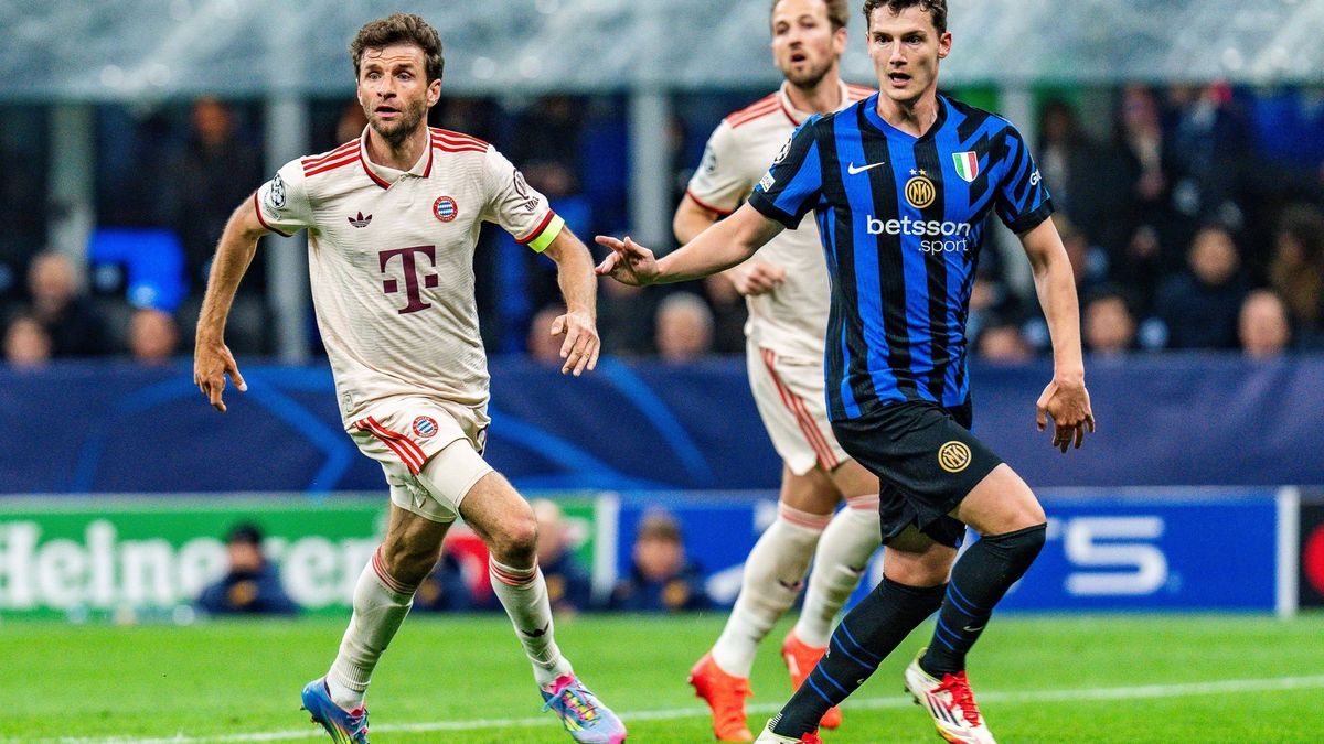 16.04.2025, Inter Mailand vs. FC Bayern München, UEFA Champions League, Viertelfinale-Rückspiel Thomas Müller (FC Bayern Muenchen, 25) und Benjamin Pavard *** 16 04 2025, Inter Milan vs FC Bayern M...