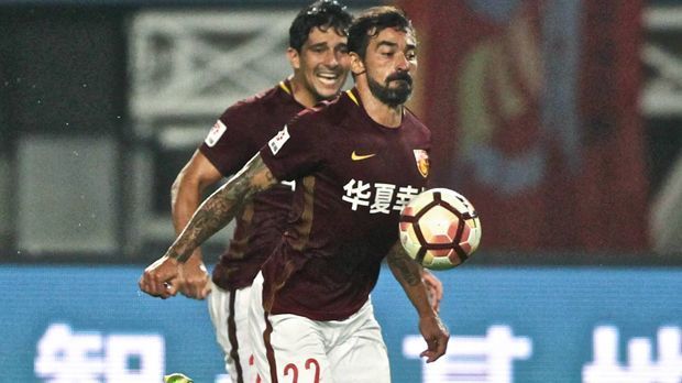 
                <strong>Ezequiel Lavezzi</strong><br>
                Der Argentinier war einer der ersten Stars, der aus Europa nach China wechselte. Hebei China Fortune zahlte 2015 rund 5,5 Millionen Euro für Flügelflitzer Ezequiel Lavezzi, der in seinem ersten Jahr unglaubliche 24,4 Millionen Euro kassierte und dafür genau null Tore schoss. Zwischenzeitlich wurde der Routinier sogar in die Reserve verbannt. Zuletzt durfte er zumindest öfter mal spielen, sorgte aber abseits des Platzers für Probleme. Im Mai 2017 gab es rund um Lavezzi einen Skandal bei einem Fotoshooting, als er seine Augen mit den Fingern zur Seite gezogen hatte. Den Forderungen, das Land daraufhin zu verlassen, kam der 32-Jährige aber nicht nach. Er kickt immer noch für Hebei China Fortune. 
              