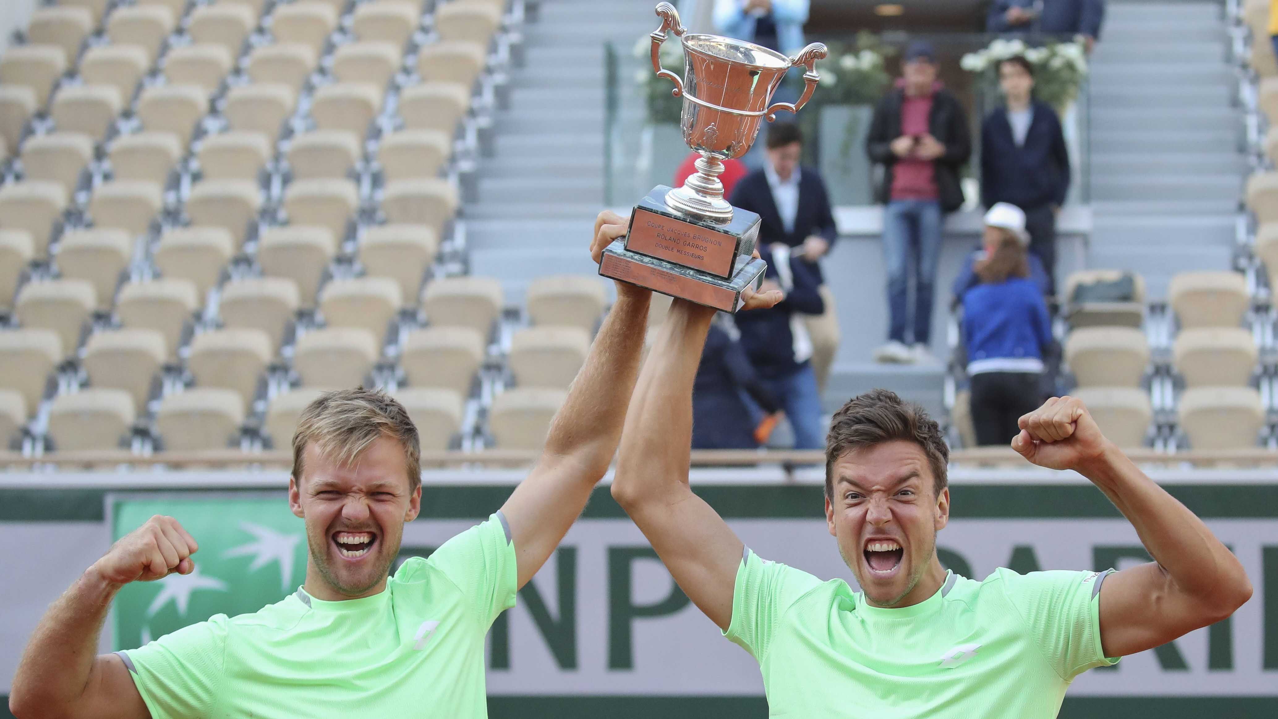 
                <strong>Historischer Erfolg bei den French Open</strong><br>
                Kevin Krawietz und Andreas Mies gewinnen die French Open 2019 nach einem dominanten Finale gegen die Lokalmatadoren Jeremy Chardy und Fabrice Martin in zwei Sätzen - mit 6:2, 7:6 (7:3). ran.de zeigt euch sieben Zahlen, die beweisen, wie sensationell die Leistung der beiden wirklich war.
              