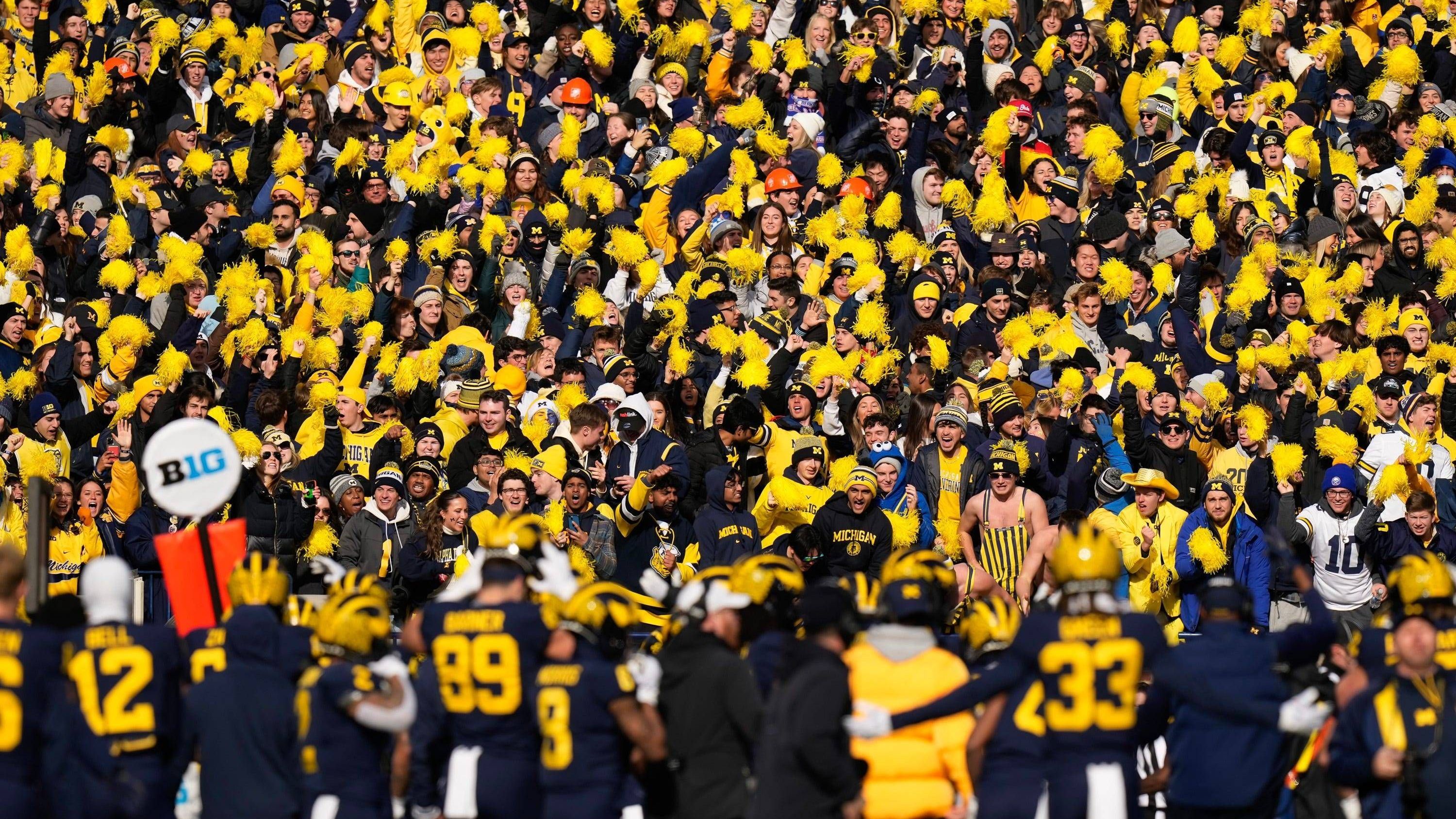 <strong>1. Michigan Wolverines</strong><br>Und das auch ohne die ganz großen Namen. Wo einst Aidan Hutchinson und David Ojabo ihr Unwesen trieben, ist der Personenkult größtenteils eingestellt worden. Zugegebenermaßen stellt Alabama-Quarterback Jalen Milroe mit seiner Athletik Fragen, die die Wolverines bislang in dieser Saison nicht beantworten mussten.