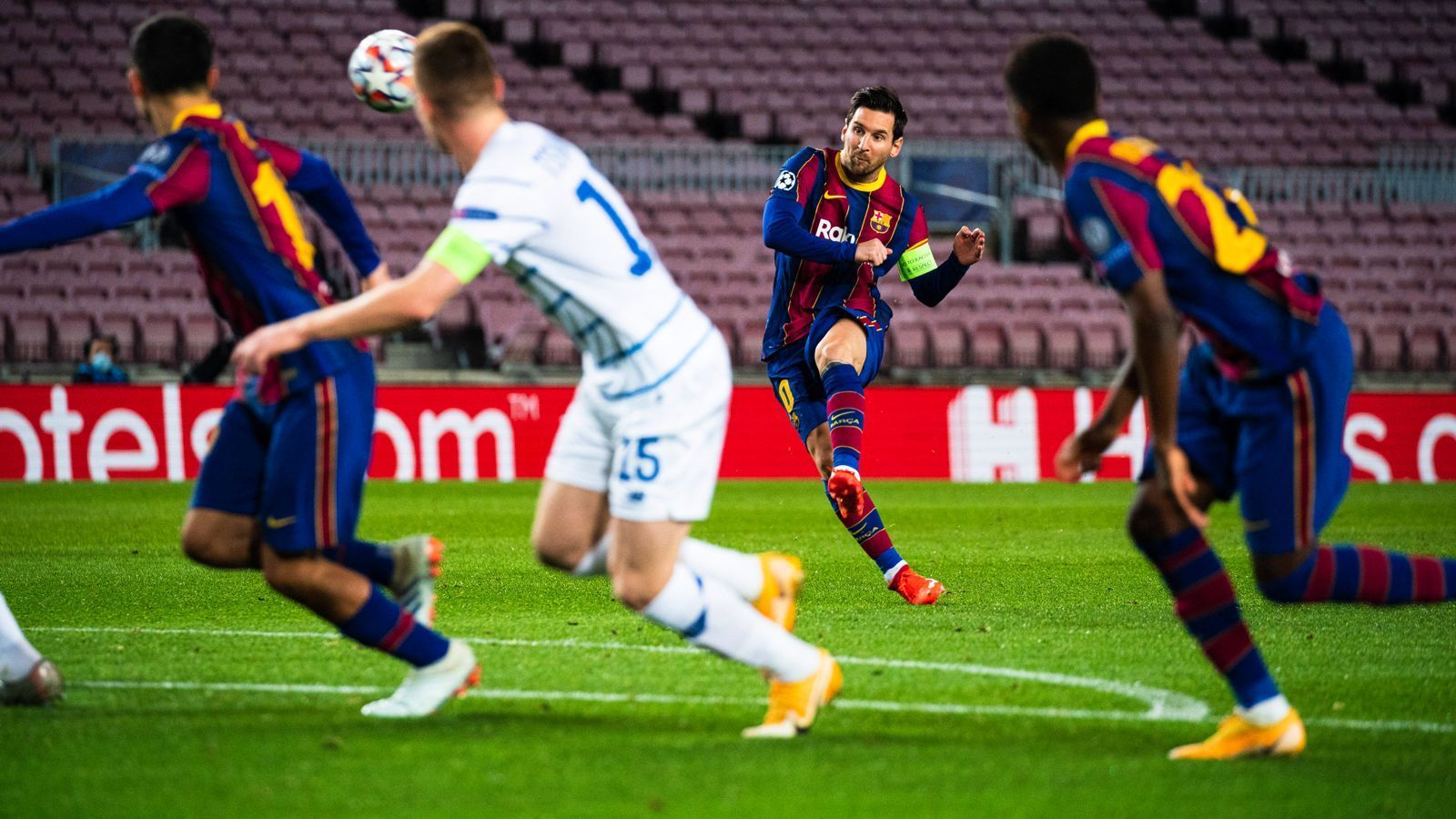 
                <strong>FC Barcelona (8. Platz)</strong><br>
                Immerhin gab es am vergangenen Spieltag beim 5:2 gegen Betis Sevilla nach vier Spielen ohne Sieg mal wieder ein Erfolgserlebnis zu feiern. Selbst wenn die Katalanen ihre Nachholpartien gegen Elche und Bilbao gewinnen, stünden sie aktuell wohl nicht in den Top-3. Freilich ist Barcelona immer noch zu gut, um die komplette Saison im Mittelfeld umherzudümpeln, doch könnte Barca die verheerende Transferpolitik, gemischt mit Verletzungspech und bocklosen (Messi) und formsuchenden (Griezmann, Pique) Stars dieses Jahr tatsächlich das Genick brechen. Auf jeden Fall müssen sich La Pulga & Co. weit strecken, um noch irgendetwas mit der Meisterschaft zu tun zu haben.
              