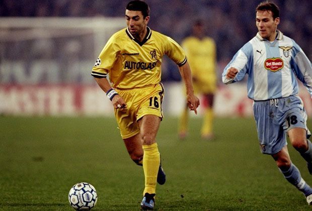 
                <strong>Sein größter Erfolg: Chelsea</strong><br>
                Seine Karriere beendet der Mittelfeldspieler in England: Sechs Jahre spielt er für Chelsea und bestreitet dabei 175 Spiele. Eine doppelter Beinbruch bringt 2002 das Aus. 
              