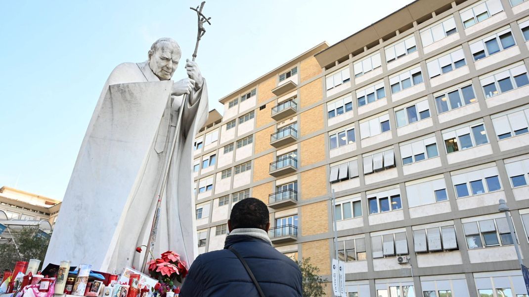 Gebete für den Papst vor dem Gemelli Krankenhaus in Rom.