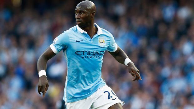 
                <strong>Eliaquim Mangala (40 Millionen Euro)</strong><br>
                Eliaquim Mangala (40 Millionen Euro). Der Innenverteidiger verließ für viel Geld den FC Porto und schloss sich Manchester City an. Trotz regelmäßiger Einsätze konnte er die hohe Kaufsumme nicht rechtfertigen und gilt als Unsicherheitsfaktor in der Viererkette. Leicester hat für die komplette Defensive, Torwart mit eingeschlossen, 9,4 Millionen Euro bezahlt. Und die "Foxes" haben nur ein Gegentor mehr (27) als die "Citizens" (26) kassiert.
              