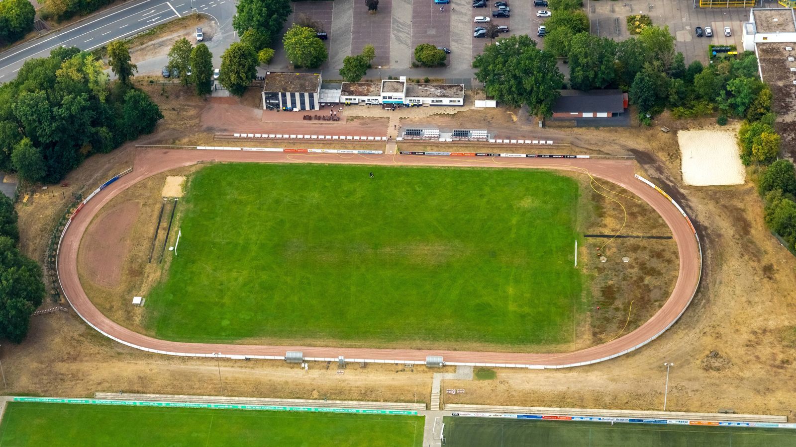 
                <strong>TuS Haltern: Wie der Regionalligist Deutschlands Athletic Bilbao werden will</strong><br>
                In der Saison 2021/22 sollen es dann sogar 75 Prozent lokale Spieler sein, die im Kader stehen, wenn es in der heimischen Stauseekampfbahn (Foto) zur Sache geht. Marketingleiter Raphael Brinkert erklärt die Maßnahme im "Kicker": "Wir sind der festen Überzeugung, dass es in den nächsten Jahren nicht nur um höher, weiter und schneller, sondern auch um sozialer, gerechter und nachhaltiger geht."
              