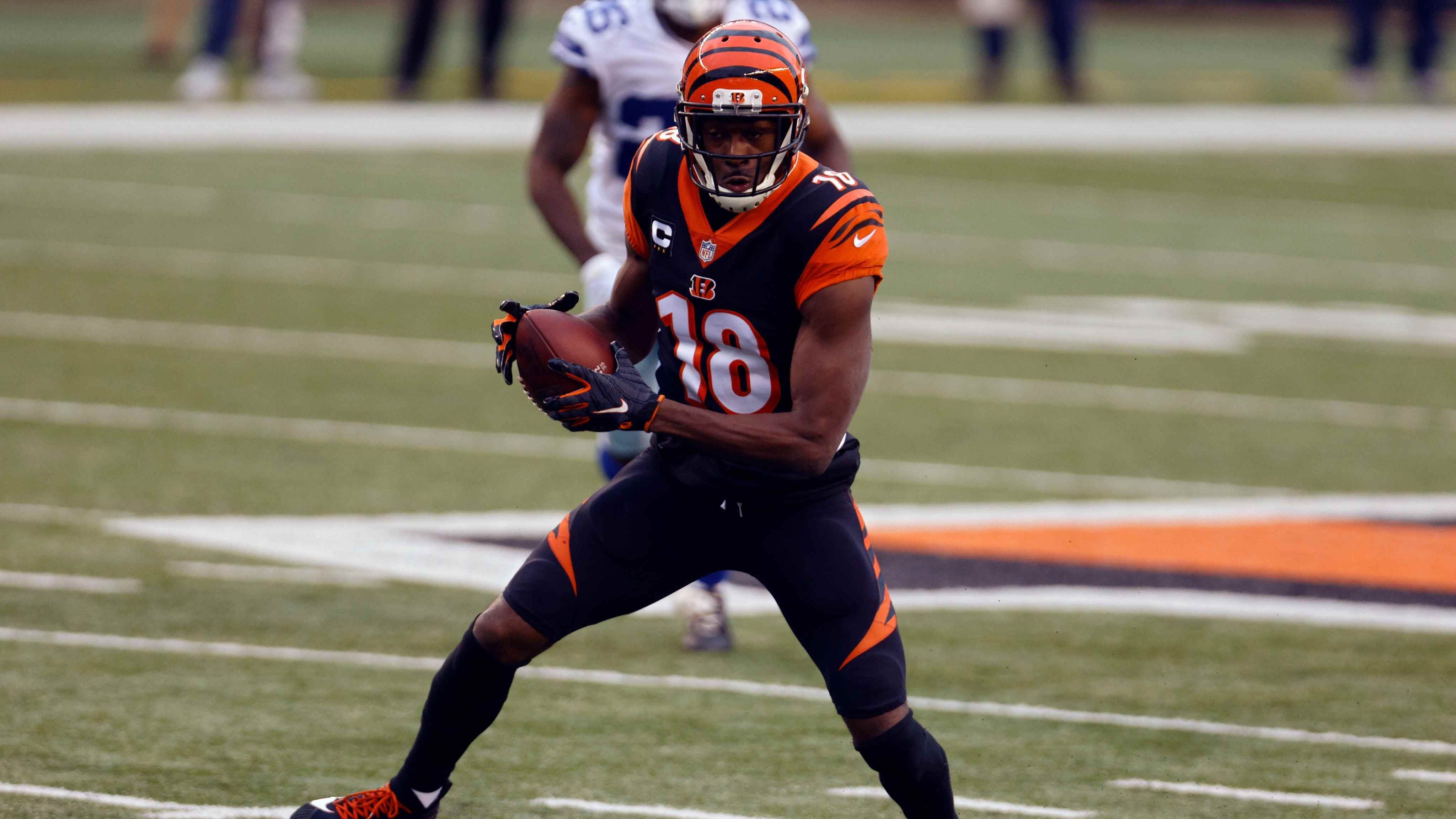 
                <strong>A.J. Green (Wide Receiver) </strong><br>
                Als echtes Schnäppchen könnte sich A.J. Green erweisen, der in der vergangenen Saison wohl sein letztes Jahr bei den Cincinnati Bengals verbracht hat. Während er 2019 aufgrund von Verletzungen kein einziges Spiel absolvierte, wurde er 2020 zu seiner eigenen Missgunst nur selten von den Bengals in Szene gesetzt. Am Ende stand er bei 523 Reveiving Yards und zwei Touchdowns - zu wenig für den einstigen Serien-Pro-Bowler. In der kommenden Saison will Green wohl bei einem anderen Team neu angreifen, dürfte aber aufgrund seiner Verletzungshistorie einen teamfreundlichen Vertrag unterschreiben. Schafft er es, fit zu bleiben, könnte er für einige Teams der Jackpot in den Playoffs sein. Gerade bei den Tampa Bay Buccaneers hat man gesehen, wie wichtig routinierte Receiver in einem Super Bowl sein können. 
              